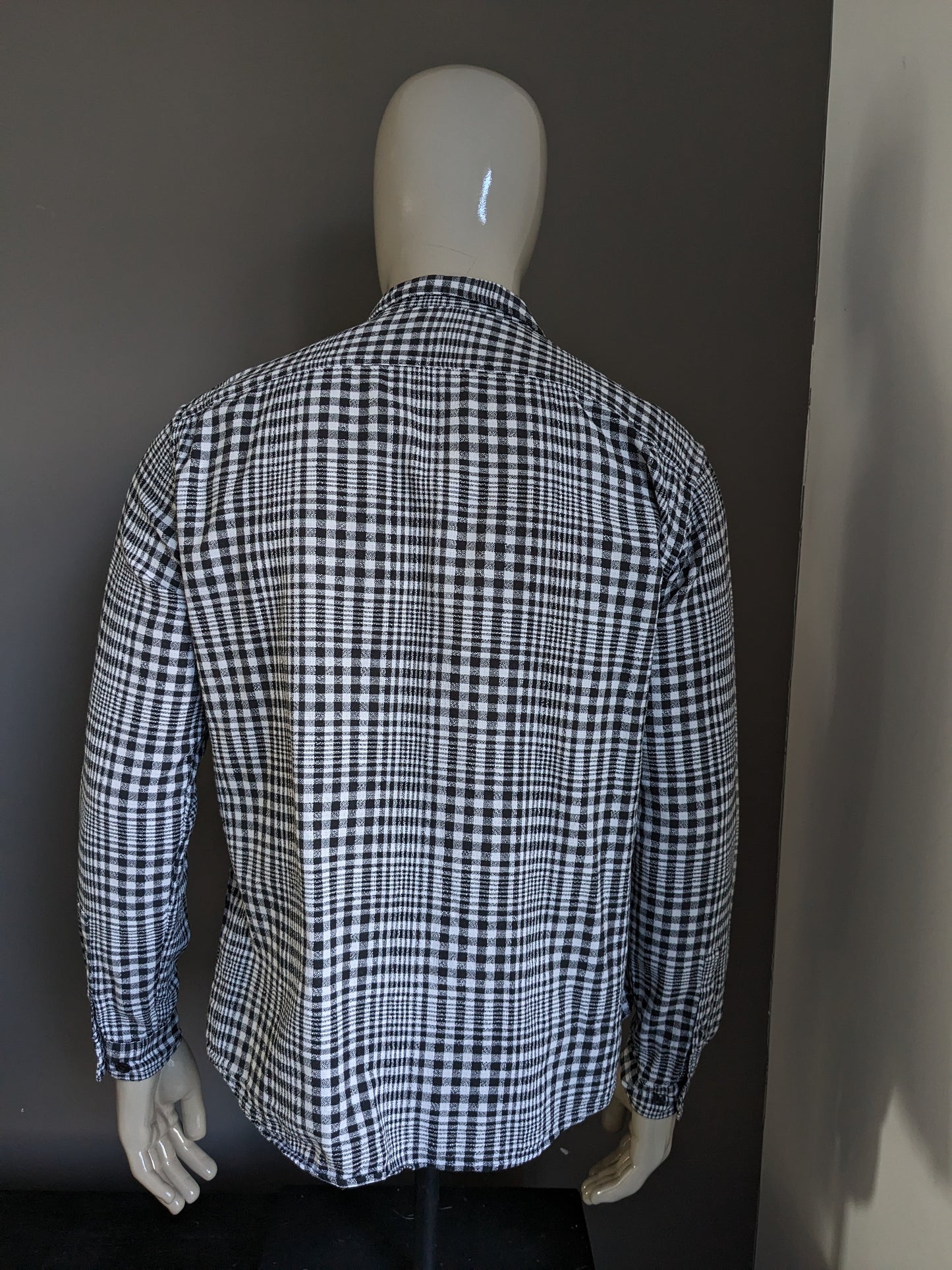 Camisa de humo. Cuadros en blanco y negro. Talla XL. Ajuste normal.