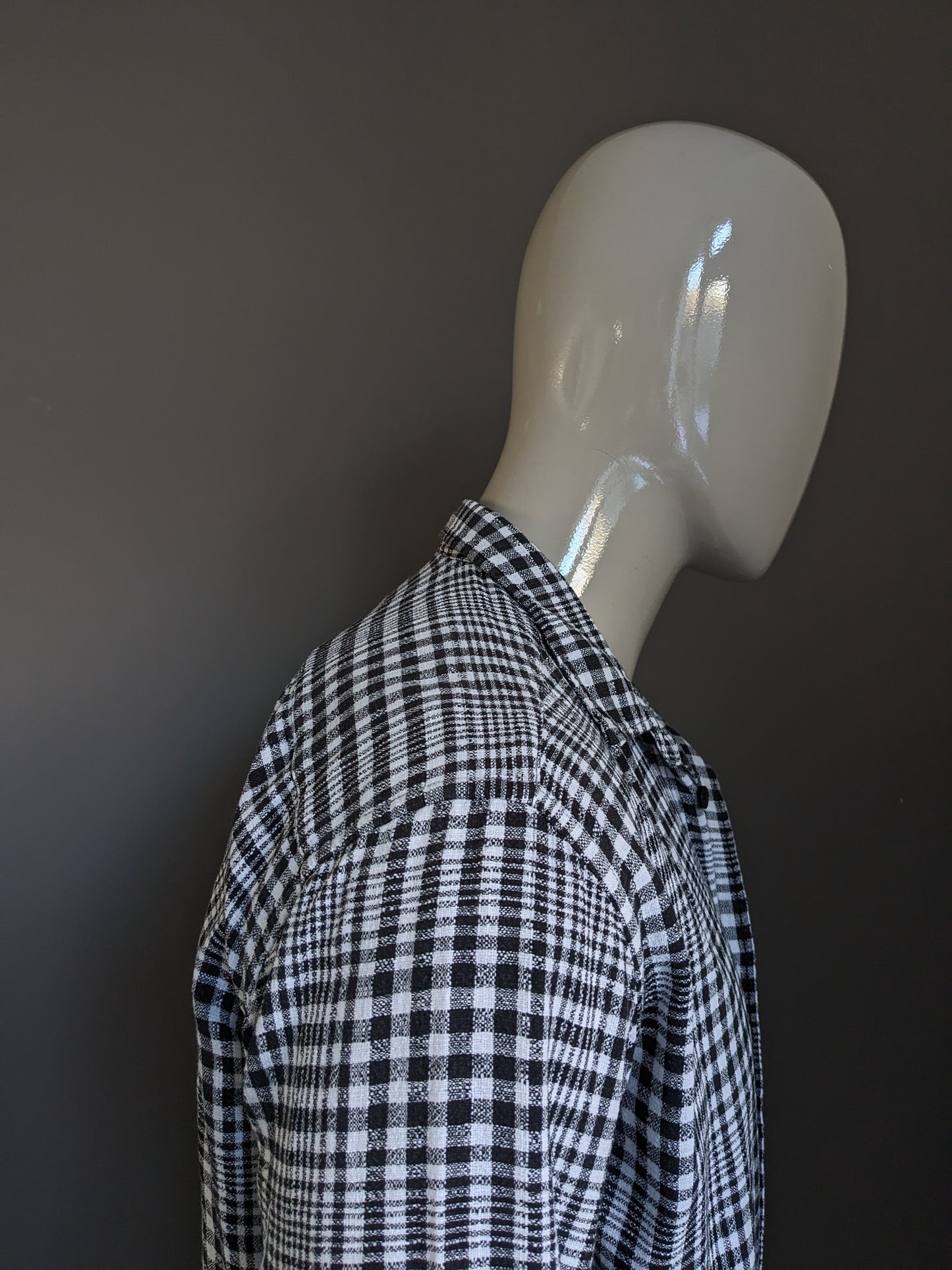 Camisa de humo. Cuadros en blanco y negro. Talla XL. Ajuste normal.