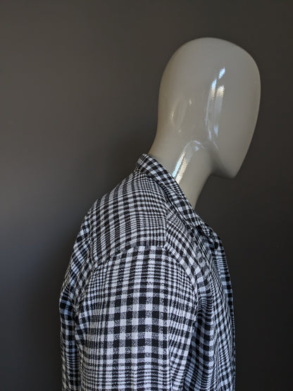 Camisa de humo. Cuadros en blanco y negro. Talla XL. Ajuste normal.