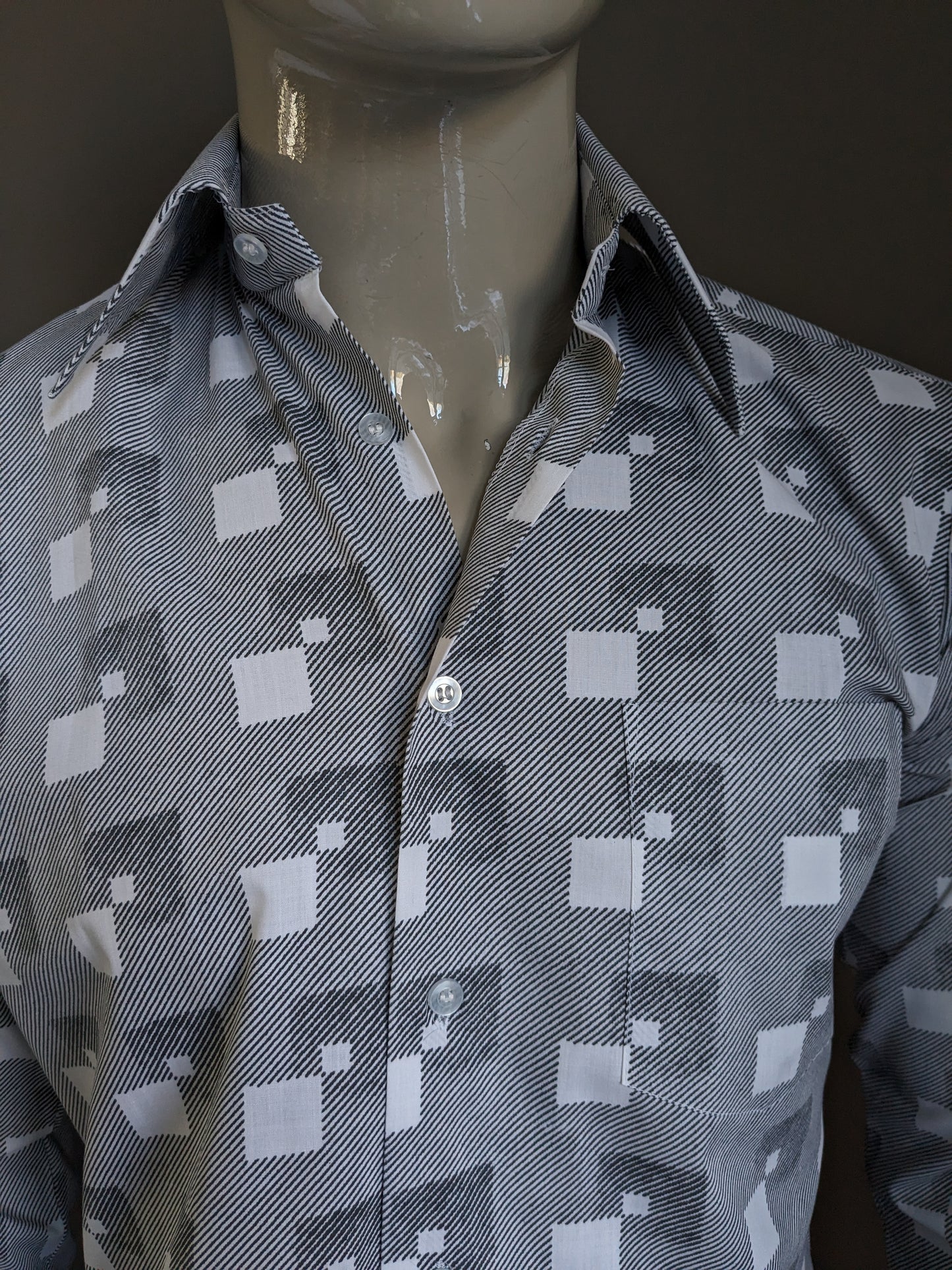 Vintage Euro-Club-20 70's shirt with point collar. White gray print. Size M.