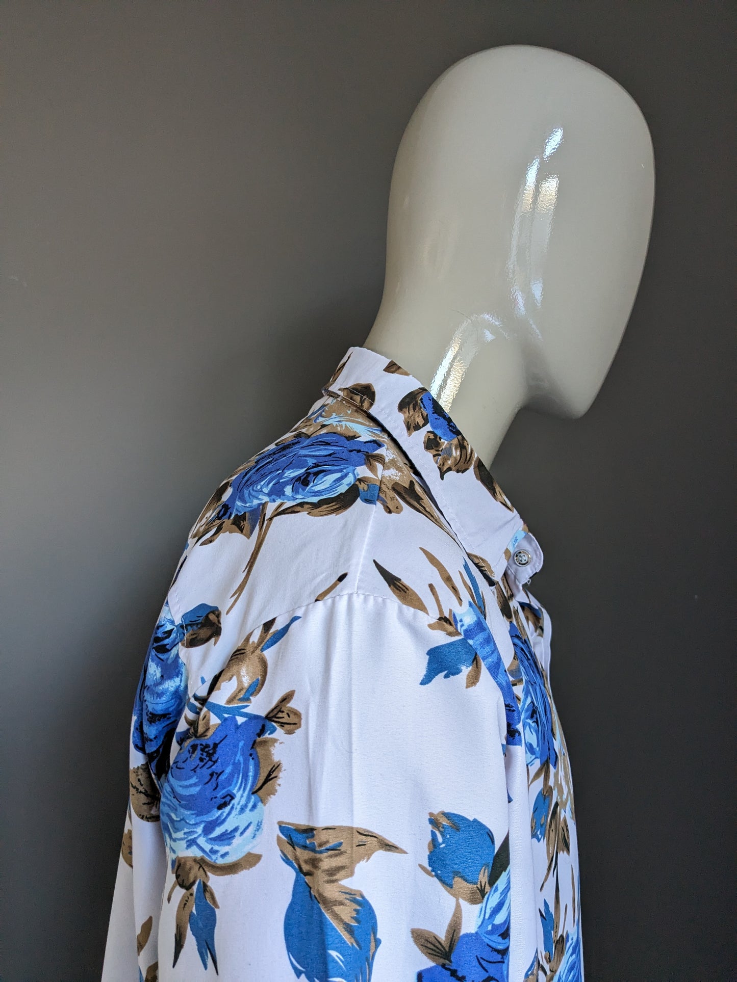 Chemise imprimée sans marque. Imprimé floral bleu marron. Taille XL.