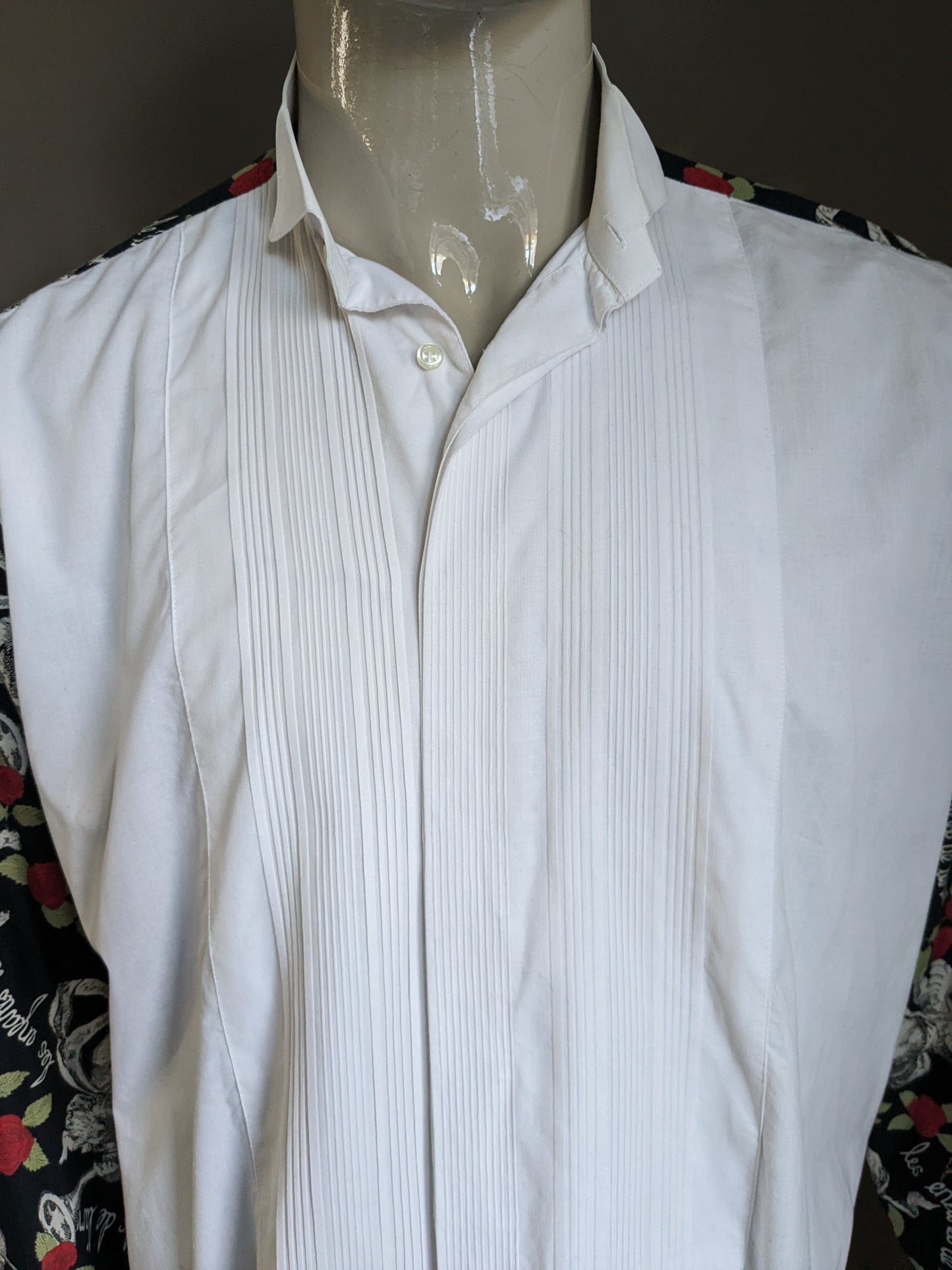 Vintage Moss Bross Shirt. Weiße Rouches und Ärmeln mit Engeln und Rosendruck. Art des Manschettenknotens. Größe 2xl.