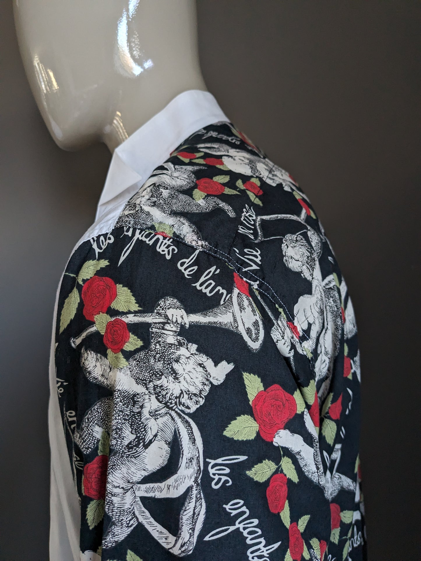 Camisa Vintage Moss Bross. Rouchas y mangas blancas con ángeles y estampado de rosas. Tipo de nudo de manguito. Tamaño 2xl.