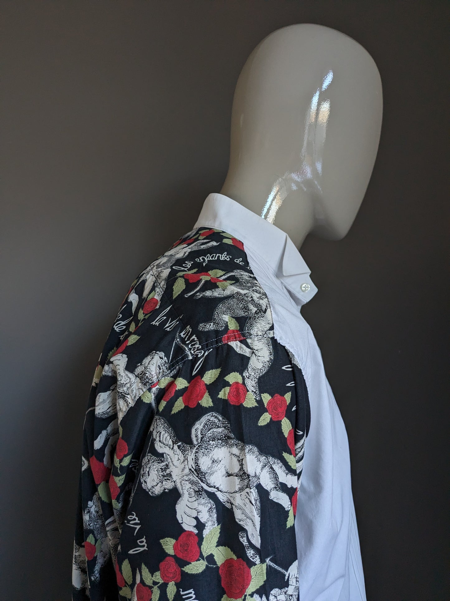 Camisa Vintage Moss Bross. Rouchas y mangas blancas con ángeles y estampado de rosas. Tipo de nudo de manguito. Tamaño 2xl.