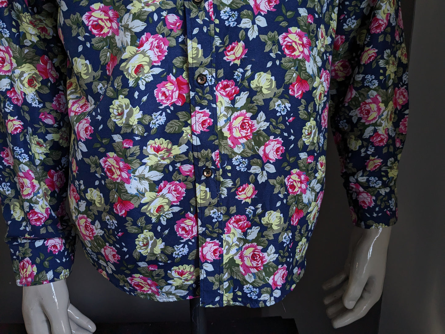 Camisa de estampado sin marca. Flores verdes rosas azules estampado. Talla L.
