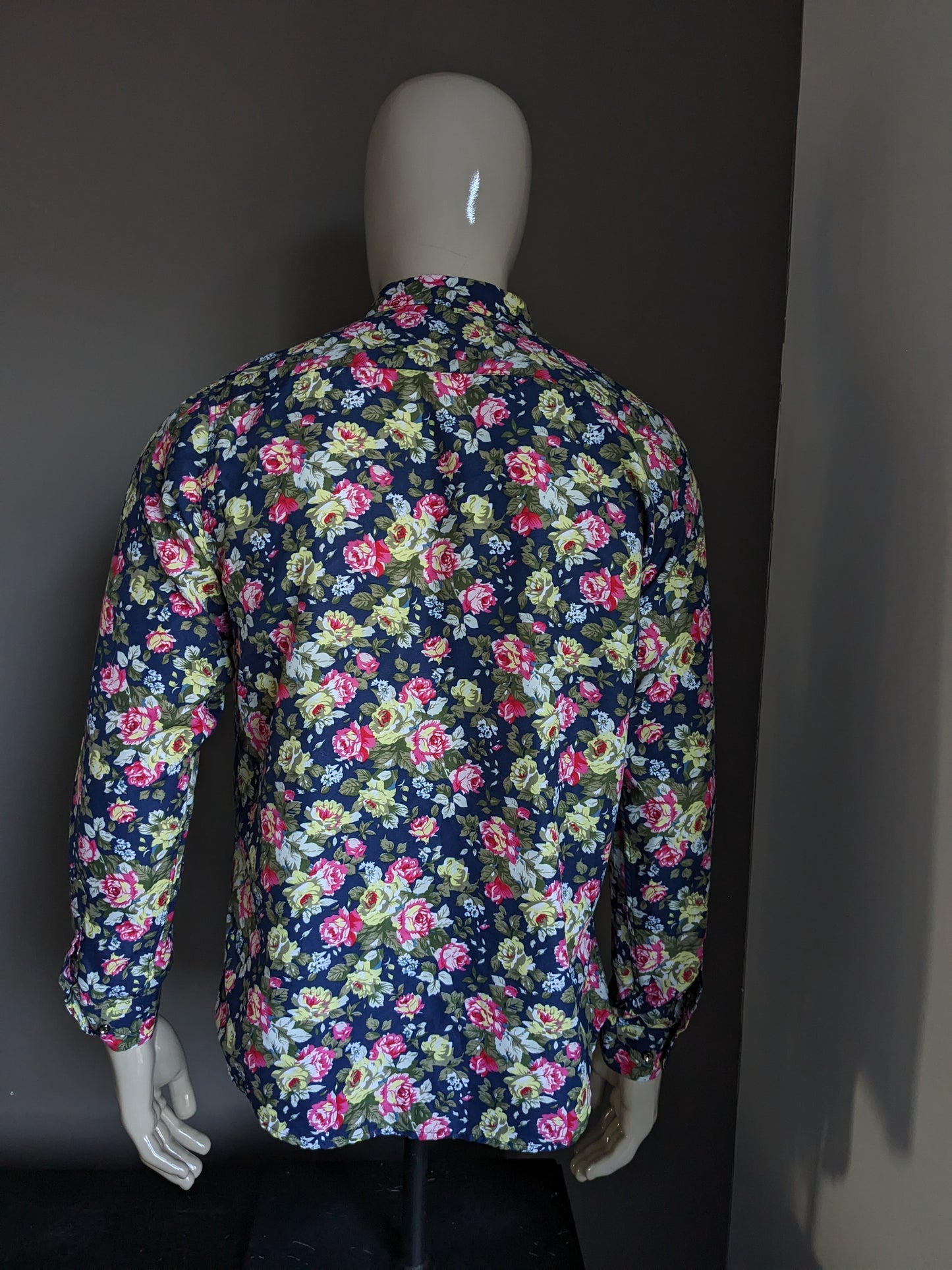 Camisa con estampado sin marca. Estampado floral azul rosa verde. Talla L.