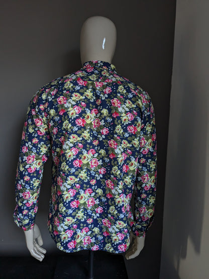 Camisa con estampado sin marca. Estampado floral azul rosa verde. Talla L.