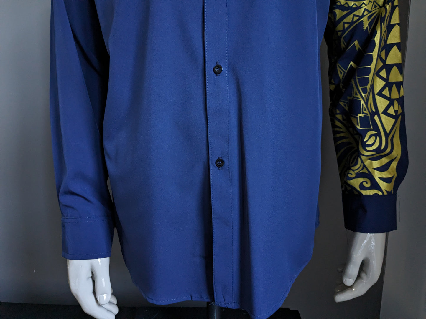 Vintage separate unbranded shirt. Dark blue with gold -colored print on the sleeve. Size L.