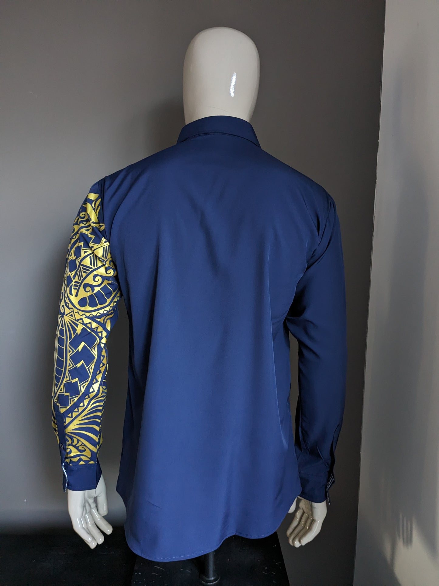 Camisa vintage separada sin marca. Azul oscuro con estampado de oro en la manga. Talla L.