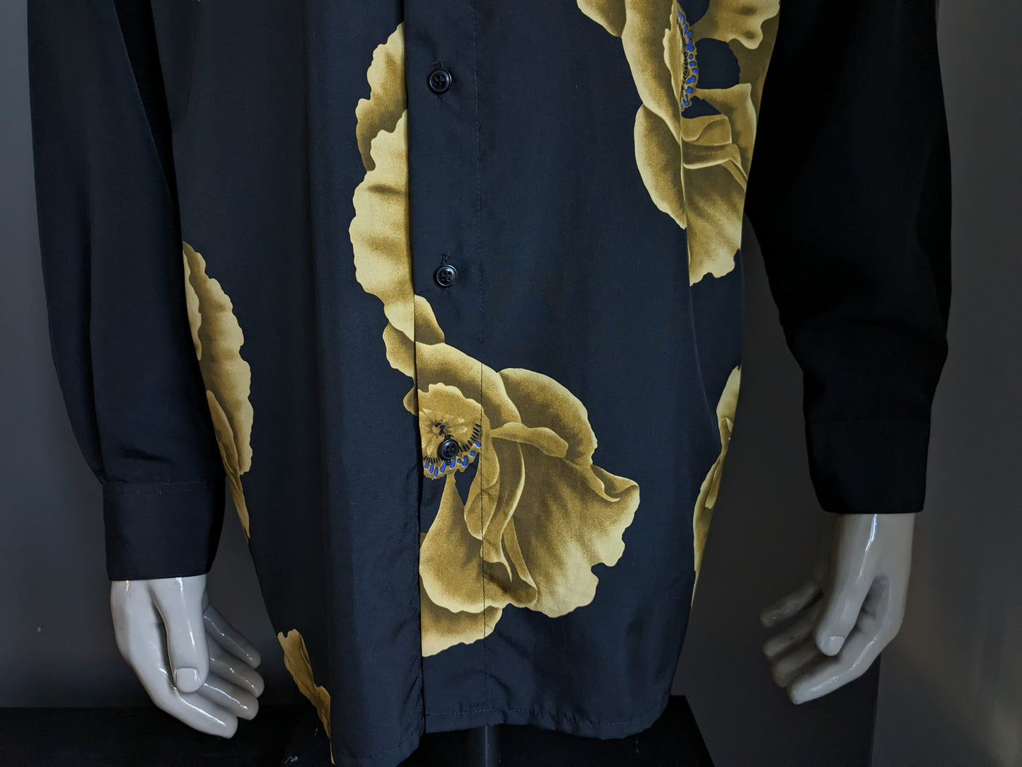 Camisa Vintage St. Clou. Impresión de flores de color oro negro. Tamaño xl.