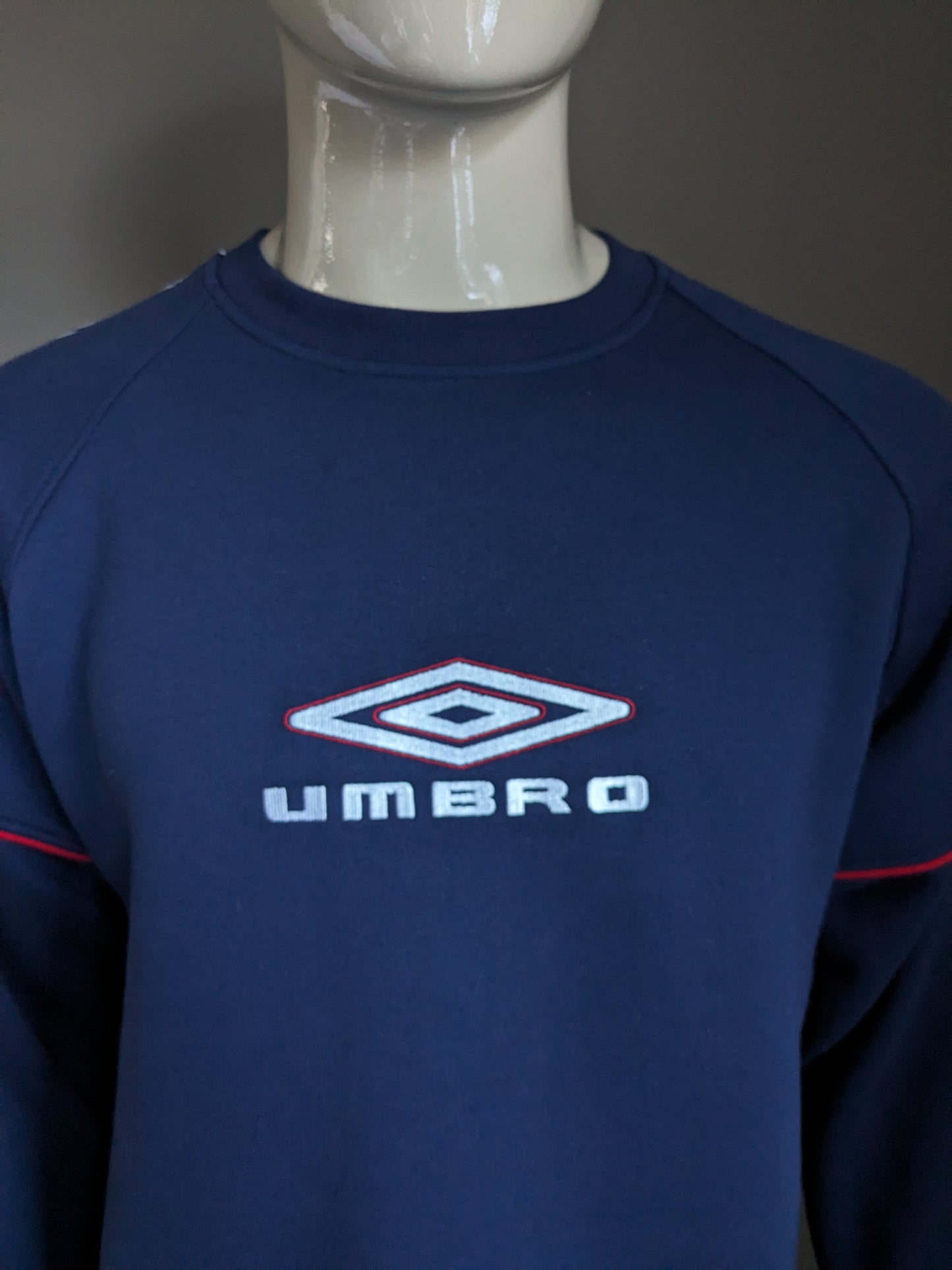 Vintage Umbro -Pullover. Dunkelblau mit Anwendungen auf den Ärmeln. Größe L.