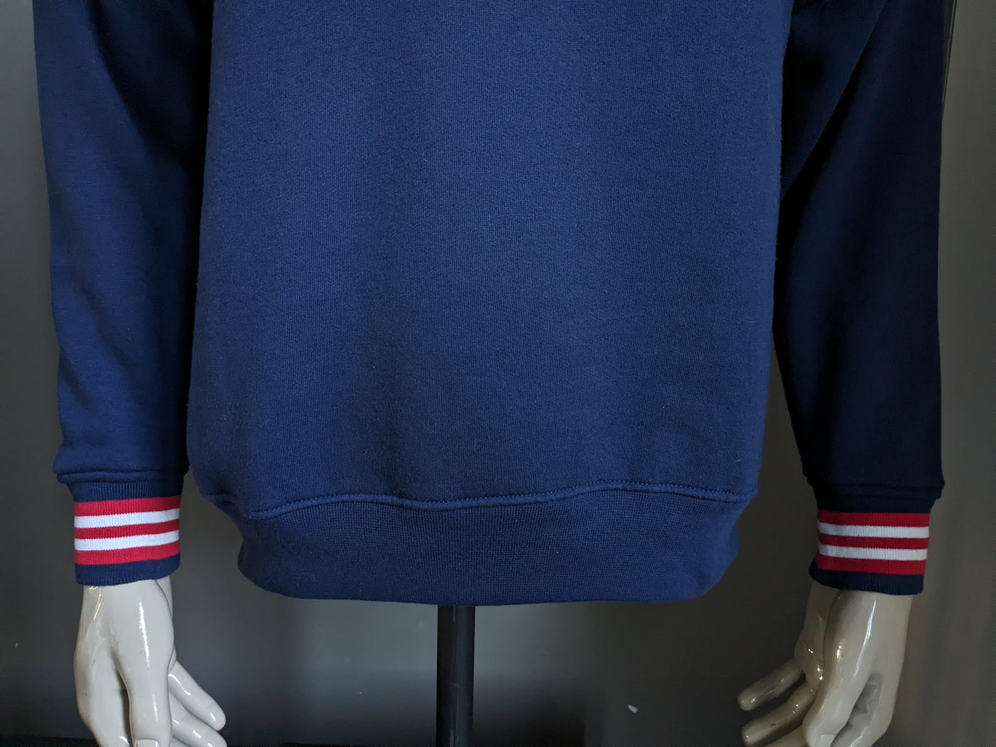 Vintage umbro sweater. Dark blue with applications on the sleeves. Size L.