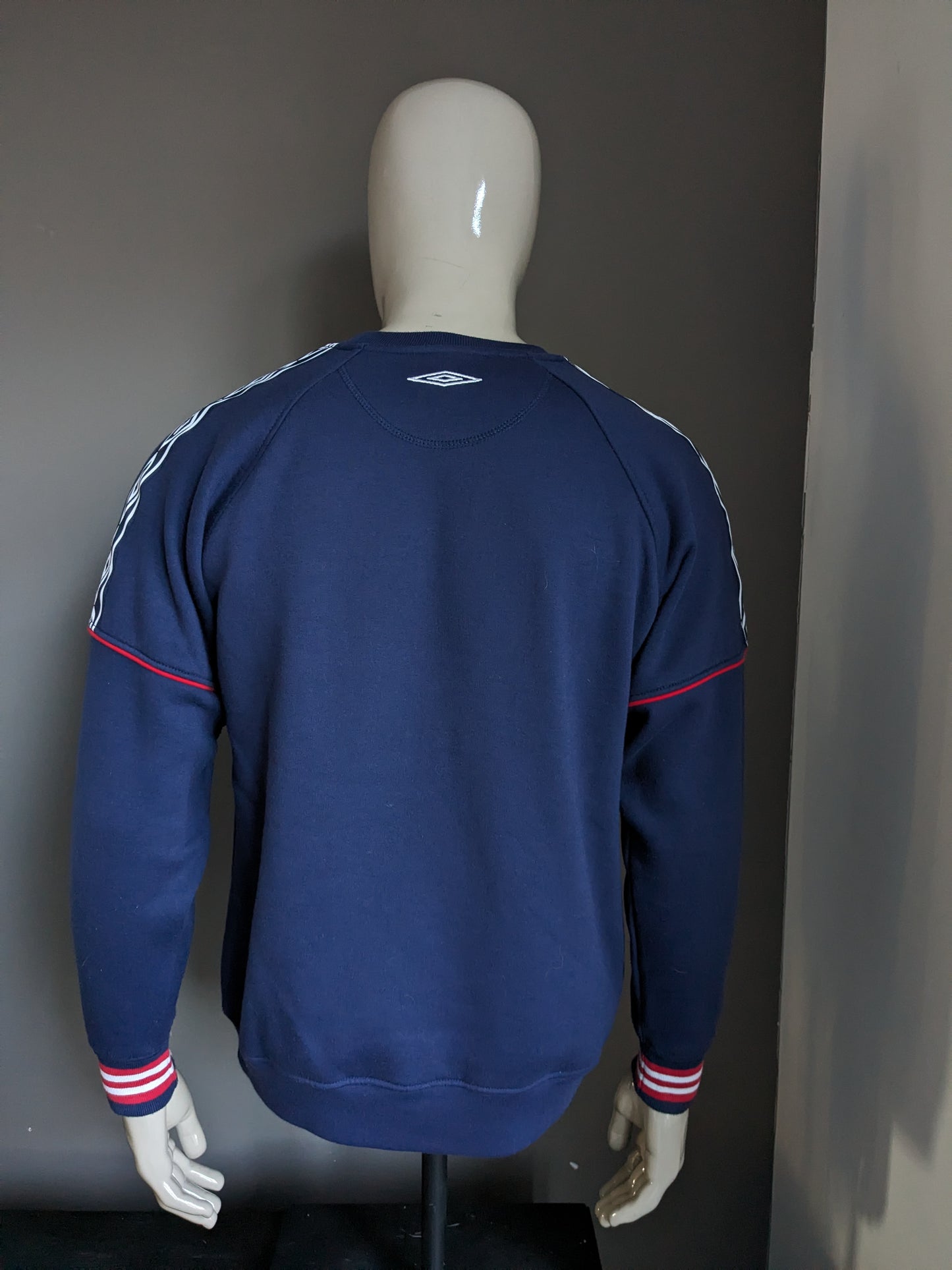 Vintage umbro sweater. Dark blue with applications on the sleeves. Size L.