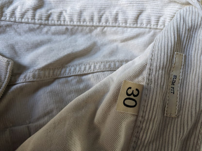 Pantalón canalé. Beige. Tamaño W30 - L32. Ajuste delgado.