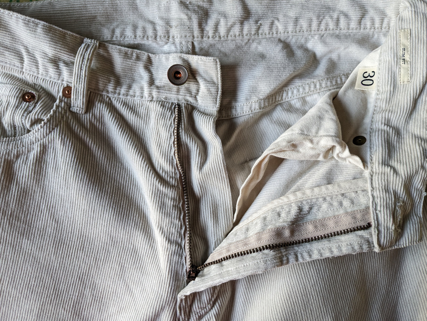 Pantalón canalé. Beige. Tamaño W30 - L32. Ajuste delgado.