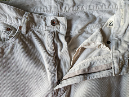 Pantalón canalé. Beige. Tamaño W30 - L32. Ajuste delgado.