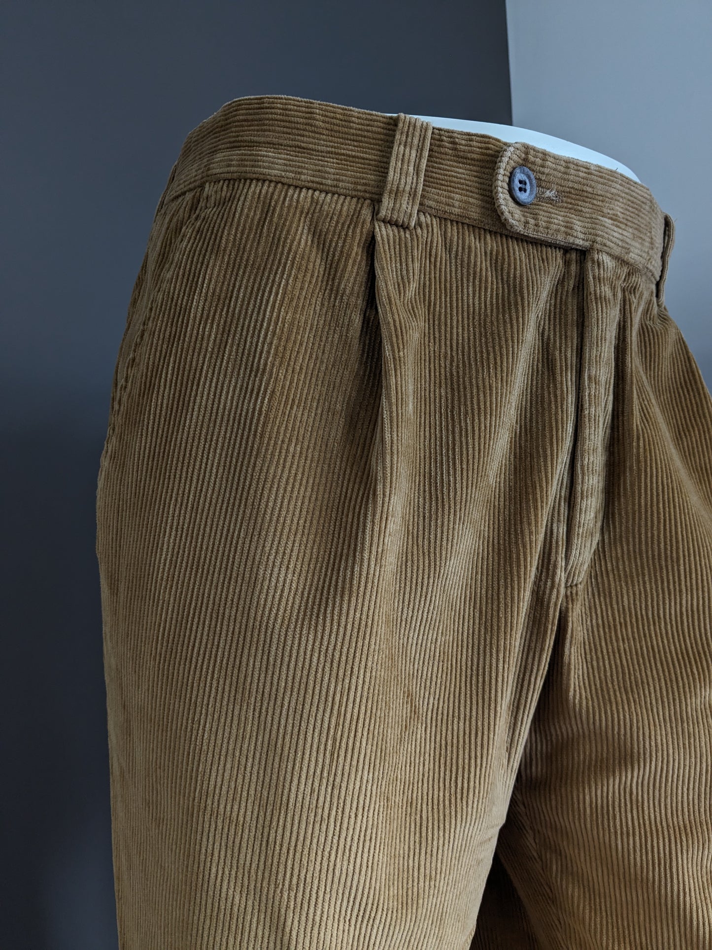 Pantalones de canalé Gardeur. Marrón. Talla 26 (52) / L.