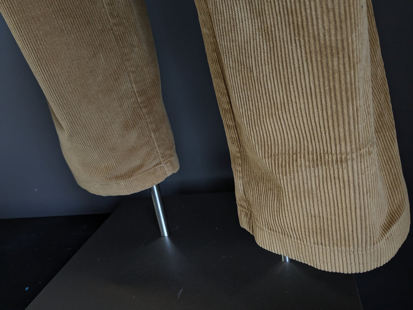 Pantalones de canalé Gardeur. Marrón. Talla 26 (52) / L.