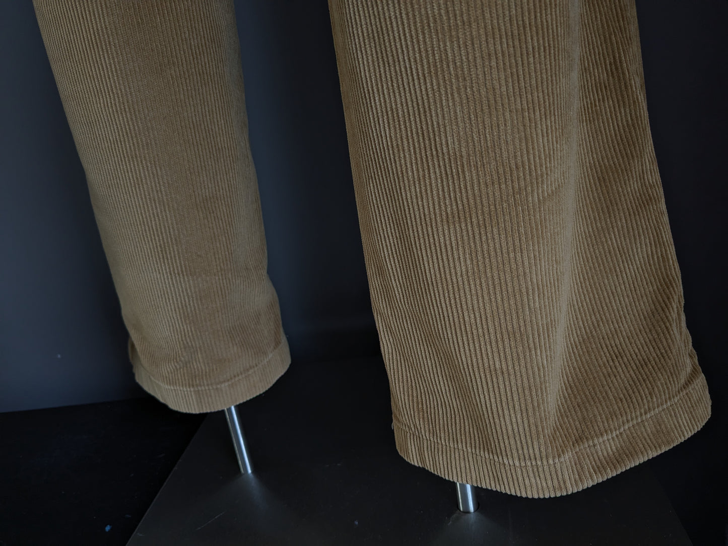 Pantalones de canalé Gardeur. Marrón. Talla 26 (52) / L.