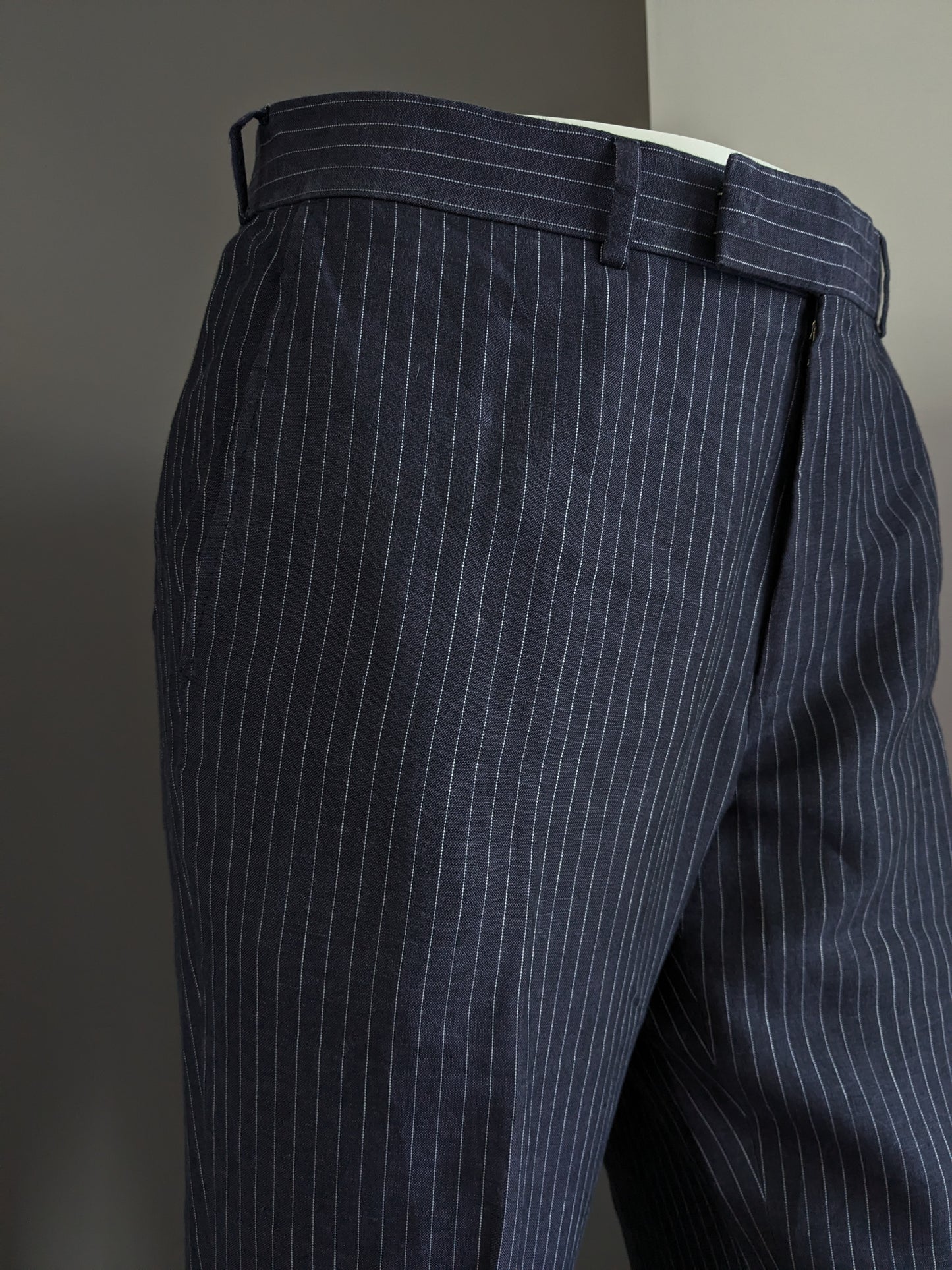 Pantalon en lin Hugo Boss. Rayé bleu et blanc. Taille 52 / L