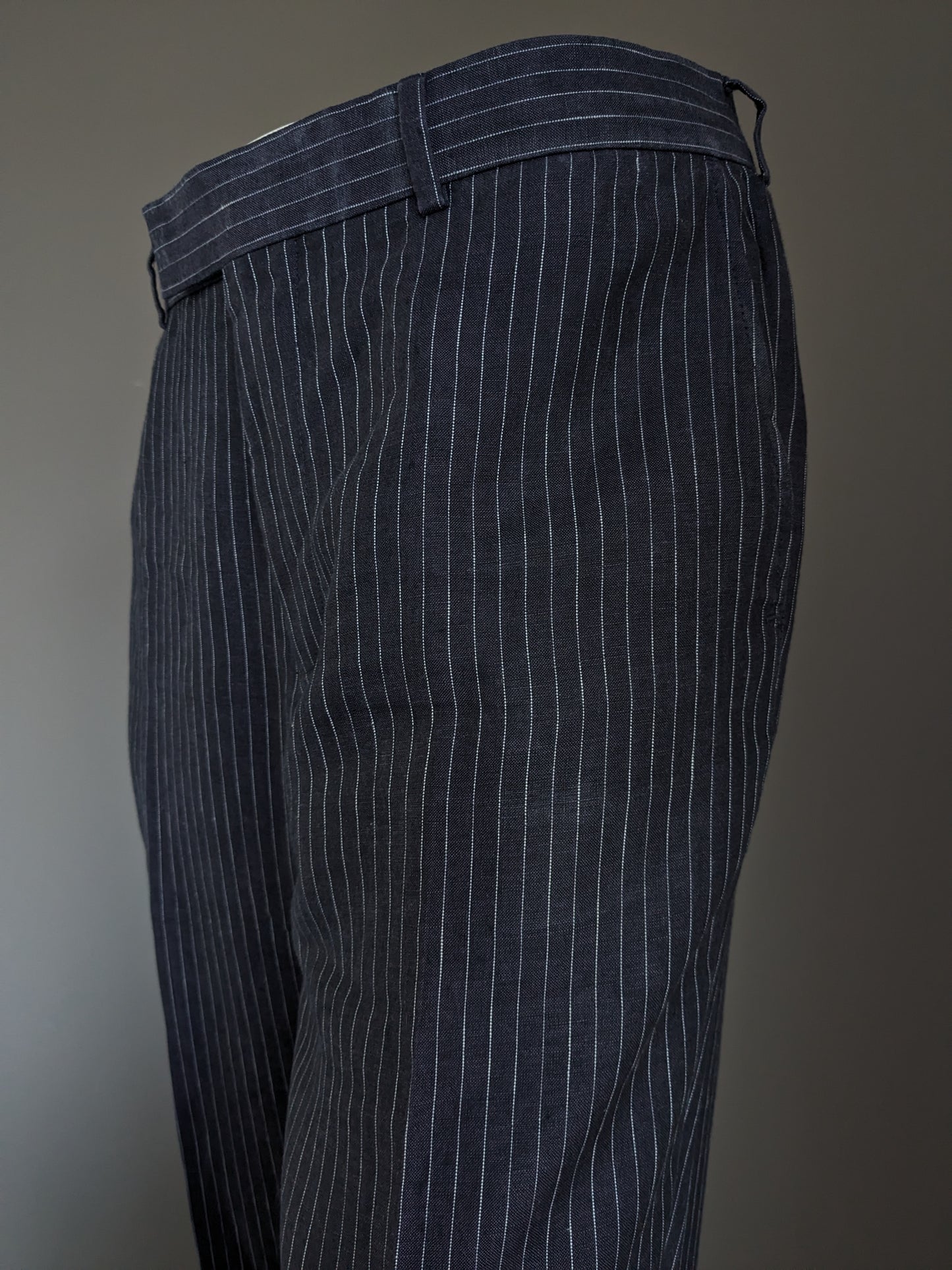Pantalon en lin Hugo Boss. Rayé bleu et blanc. Taille 52 / L