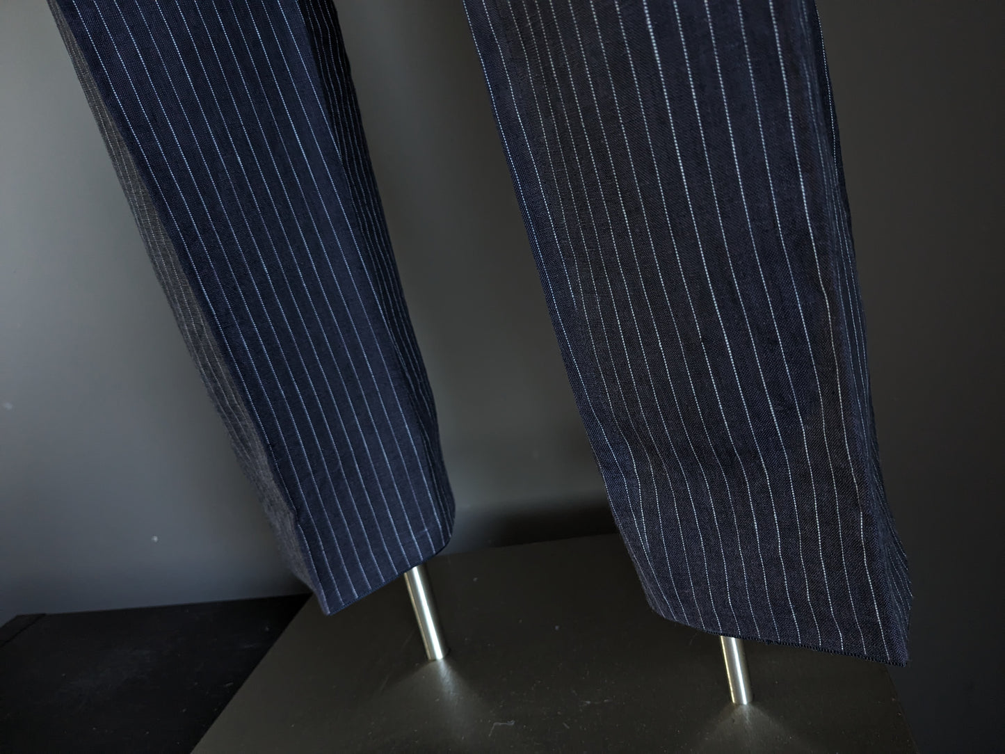 Pantalon en lin Hugo Boss. Rayé bleu et blanc. Taille 52 / L