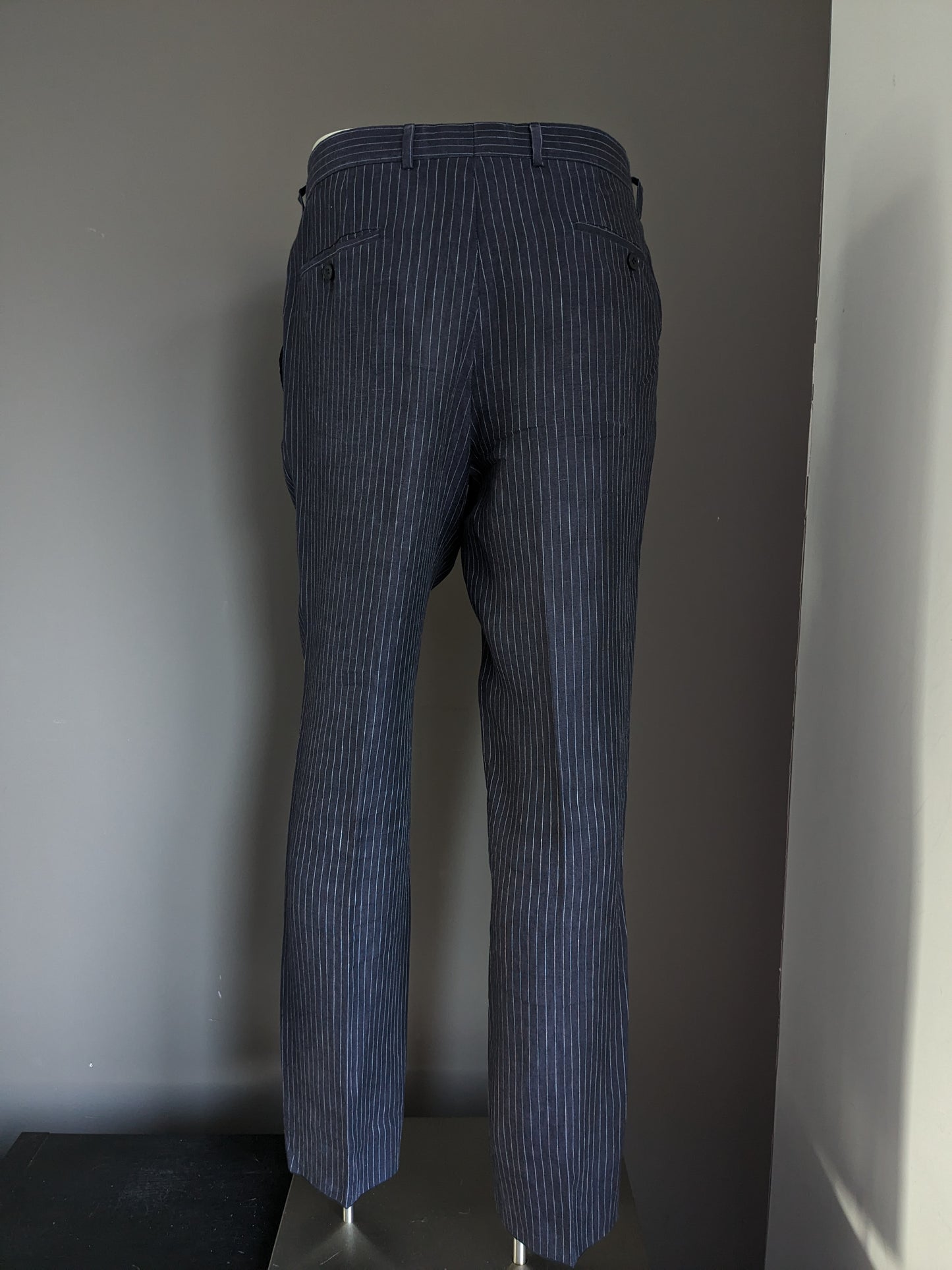 Pantalon en lin Hugo Boss. Rayé bleu et blanc. Taille 52 / L