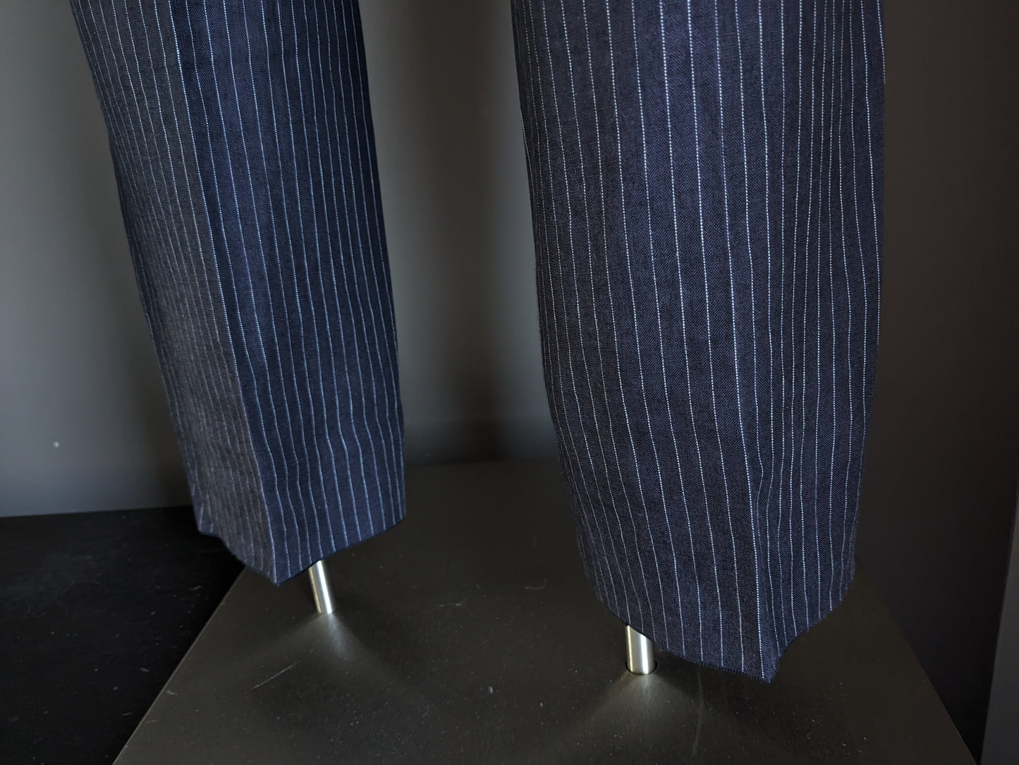 Pantalon en lin Hugo Boss. Rayé bleu et blanc. Taille 52 / L
