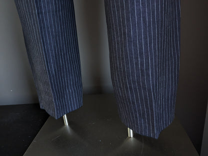 Pantalon en lin Hugo Boss. Rayé bleu et blanc. Taille 52 / L