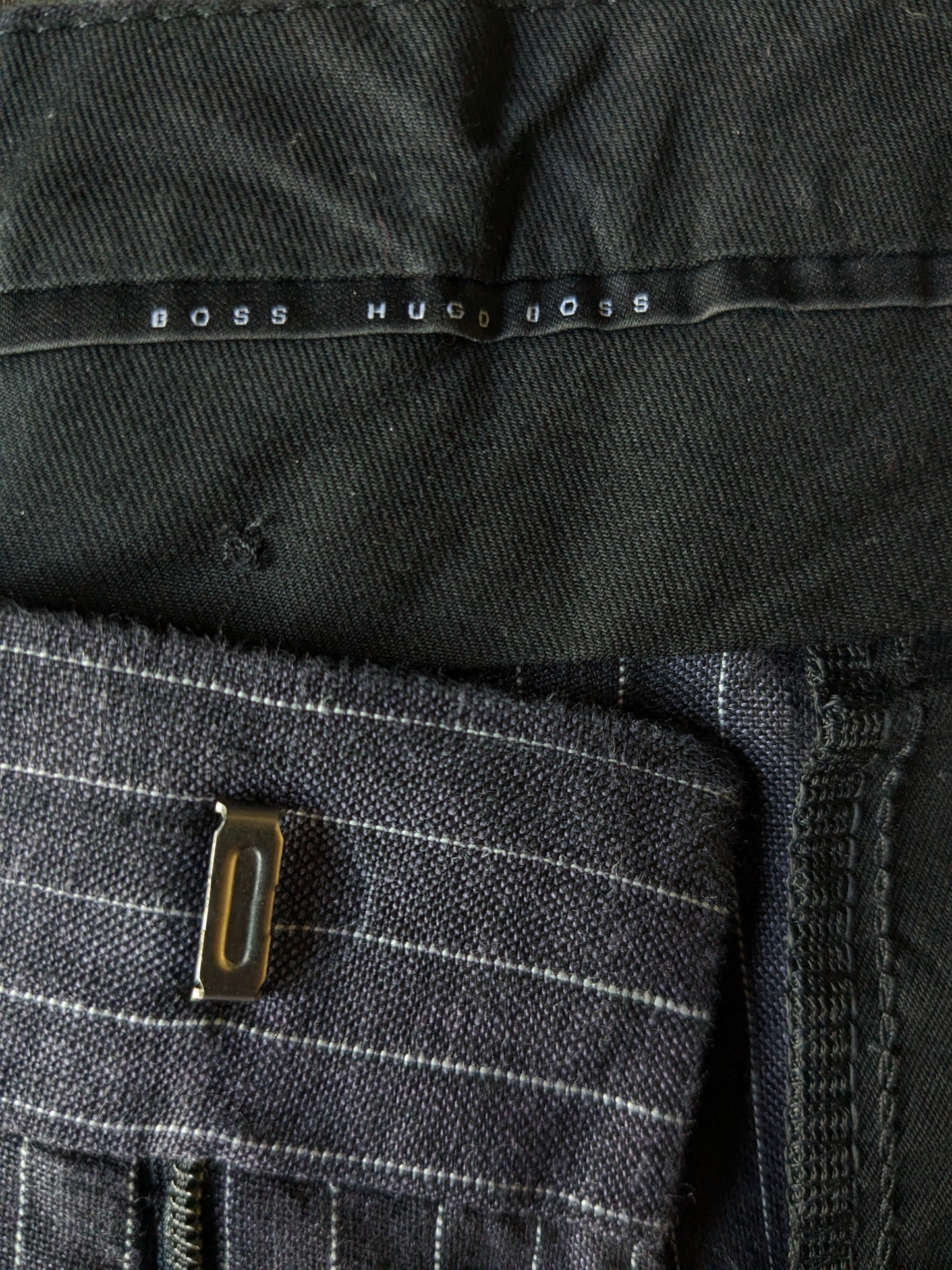 Pantalon en lin Hugo Boss. Rayé bleu et blanc. Taille 52 / L