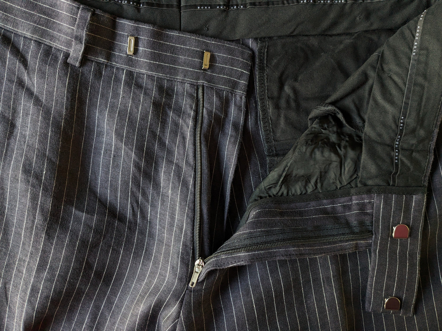 Pantalon en lin Hugo Boss. Rayé bleu et blanc. Taille 52 / L