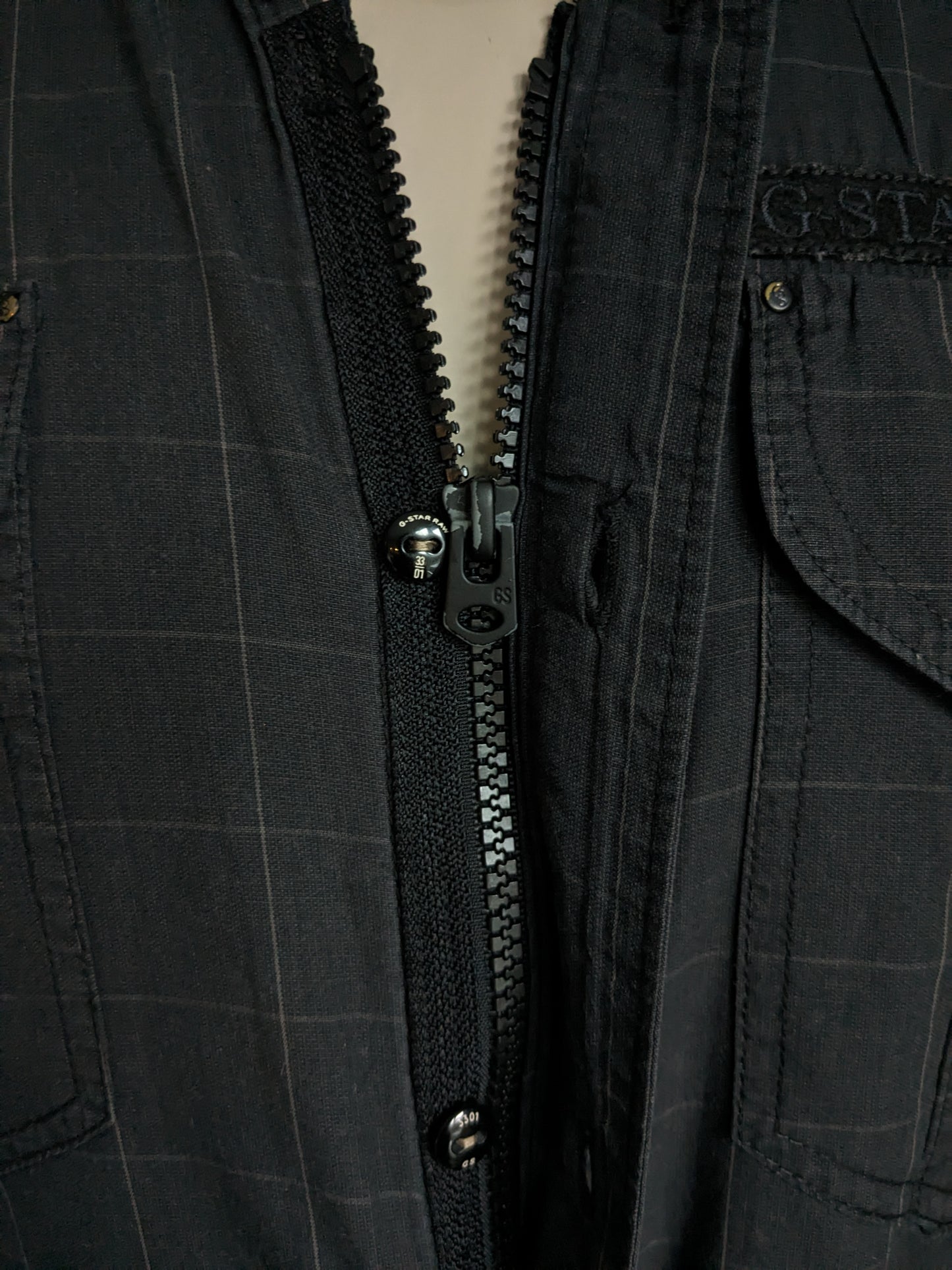G-Star Raw shirt. With zipper and knots. Black gray checkered. Size L.