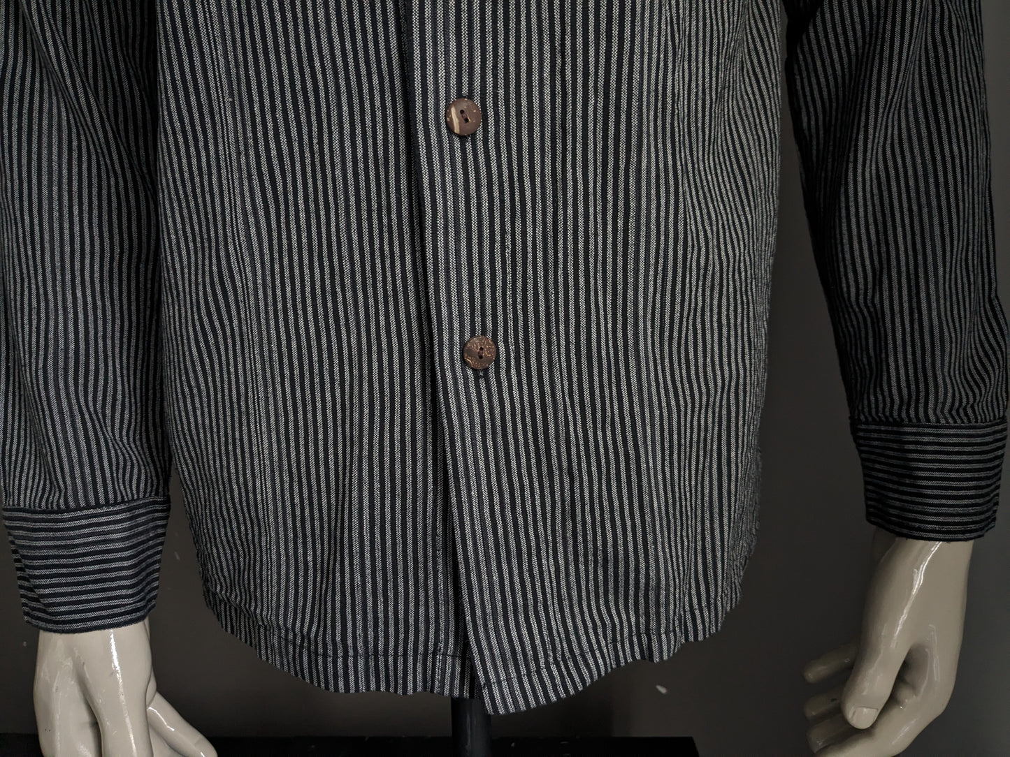 Vintage overhemd opstaande / farmers / Mao kraag. Zwart grijs gestreept. Maat M.