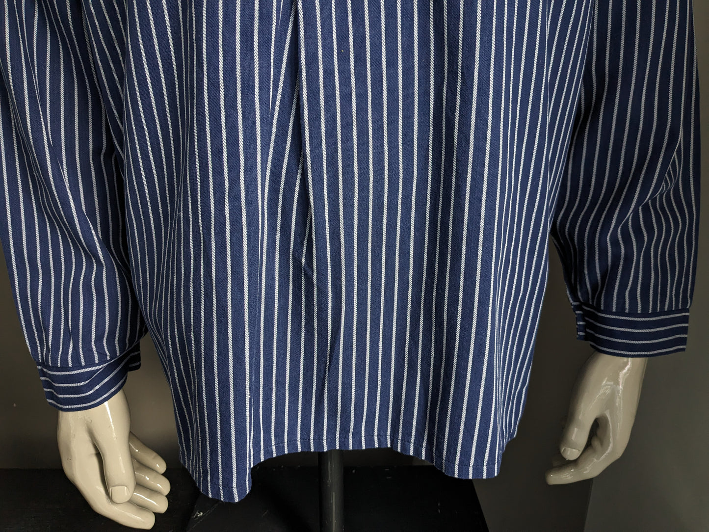 Suéter / camisa Vintage Modas Polo. PARACIÓN / AGRICULTERS / COLLAR DE MAO. Blanco azul rayado. Tamaño xl.
