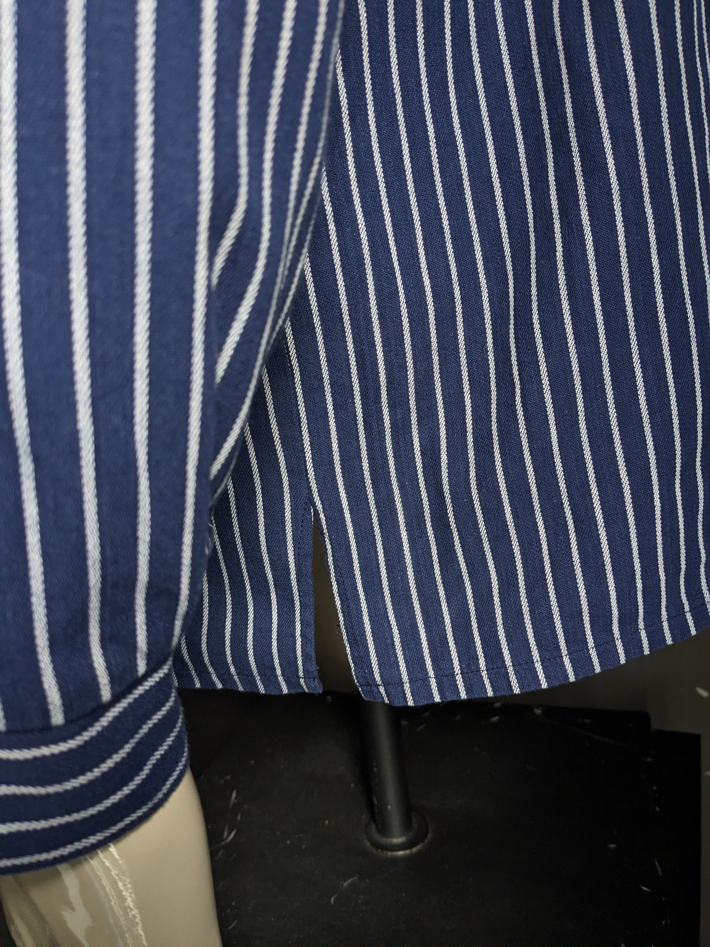 Suéter / camisa Vintage Modas Polo. PARACIÓN / AGRICULTERS / COLLAR DE MAO. Blanco azul rayado. Tamaño xl.