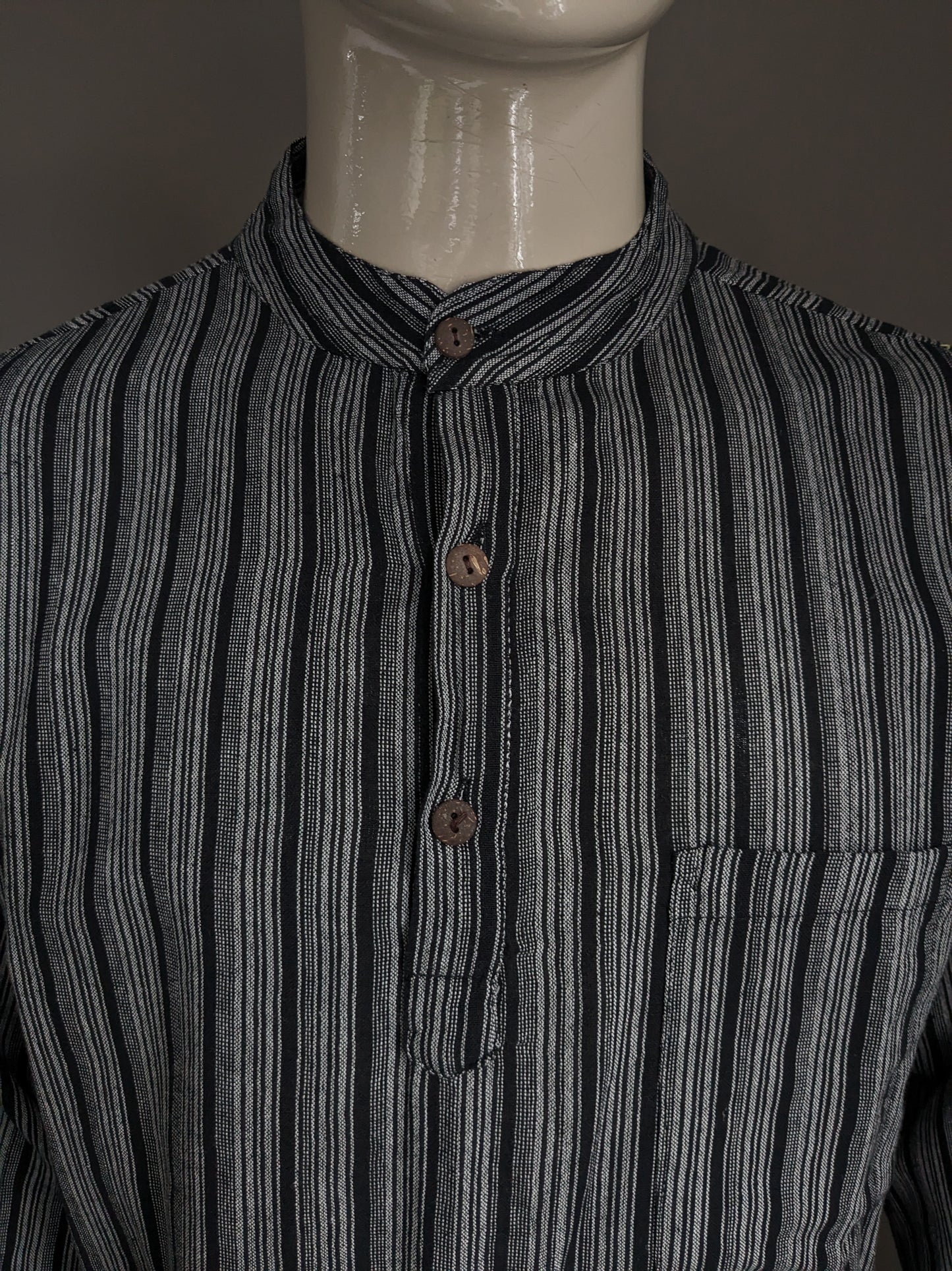 Pull / chemise / chemise vintage Yuli Polo avec collier surélevé / agriculteurs / mao. Gris noir rayé de sac. Taille xl.