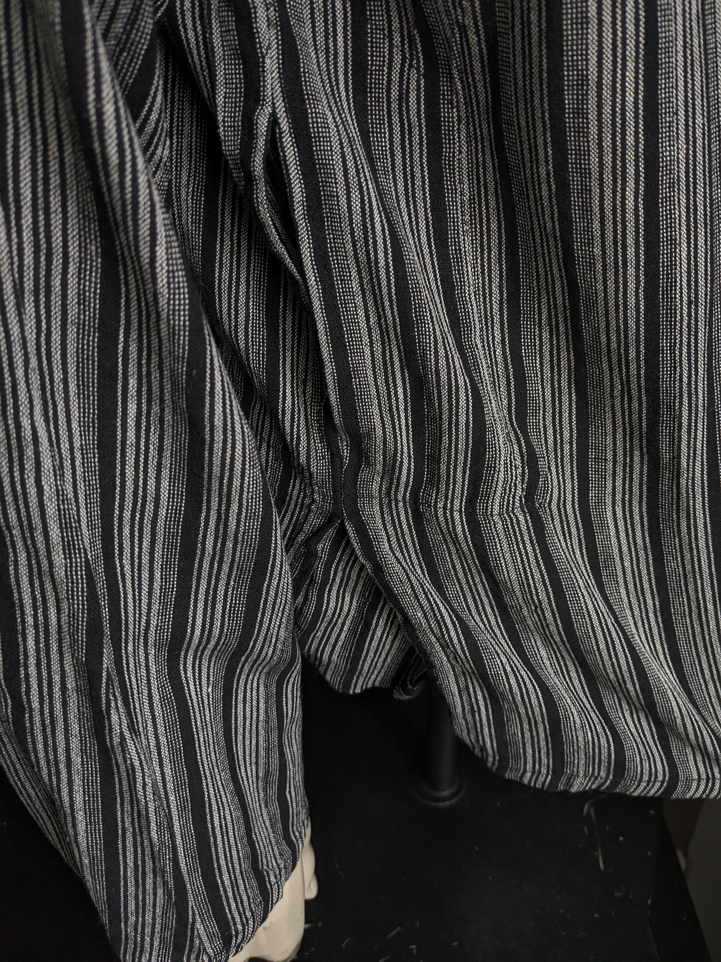 Suéter de polo Yuli Vintage con collar elevado / granjeros / mao. Gris negro rayado con bolsa. Tamaño xl.