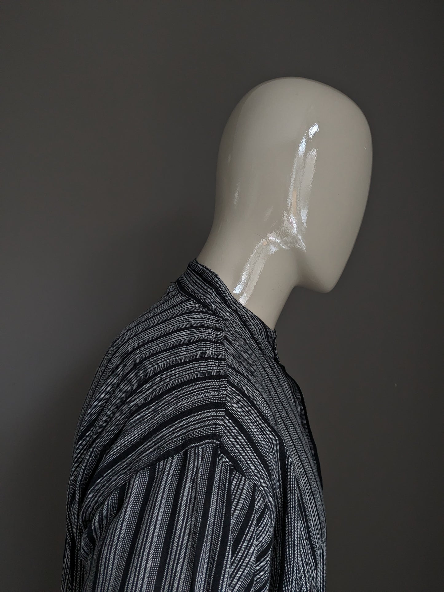 Vintage Yuli Polo -Pullover / Hemd mit erhöhtem / Bauern / Mao -Kragen. Schwarz grau mit Tasche gestreift. Größe xl.