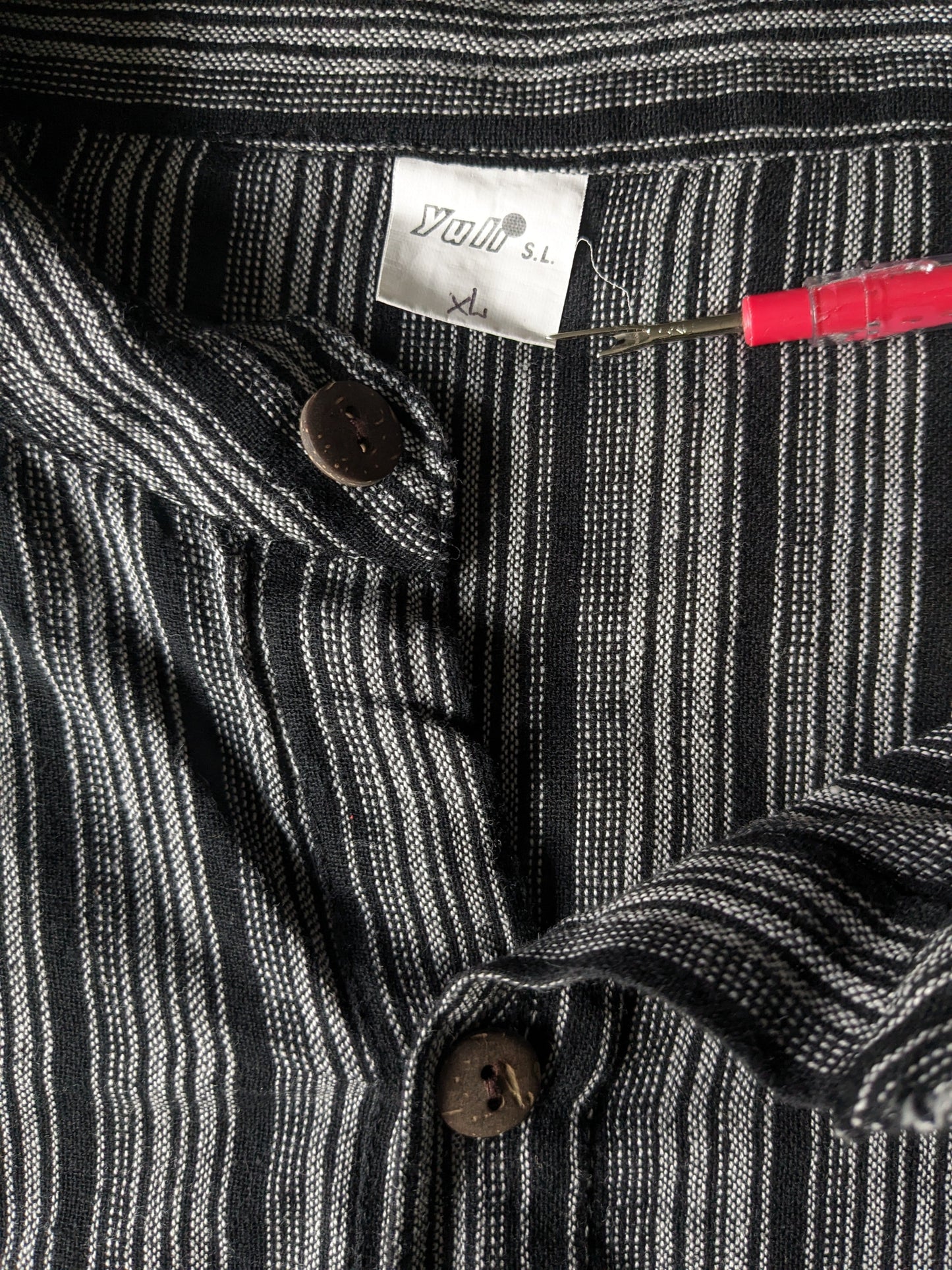 Vintage Yuli polo trui / overhemd met opstaande / farmers / Mao kraag. Zwart grijs gestreept met zak. Maat XL.