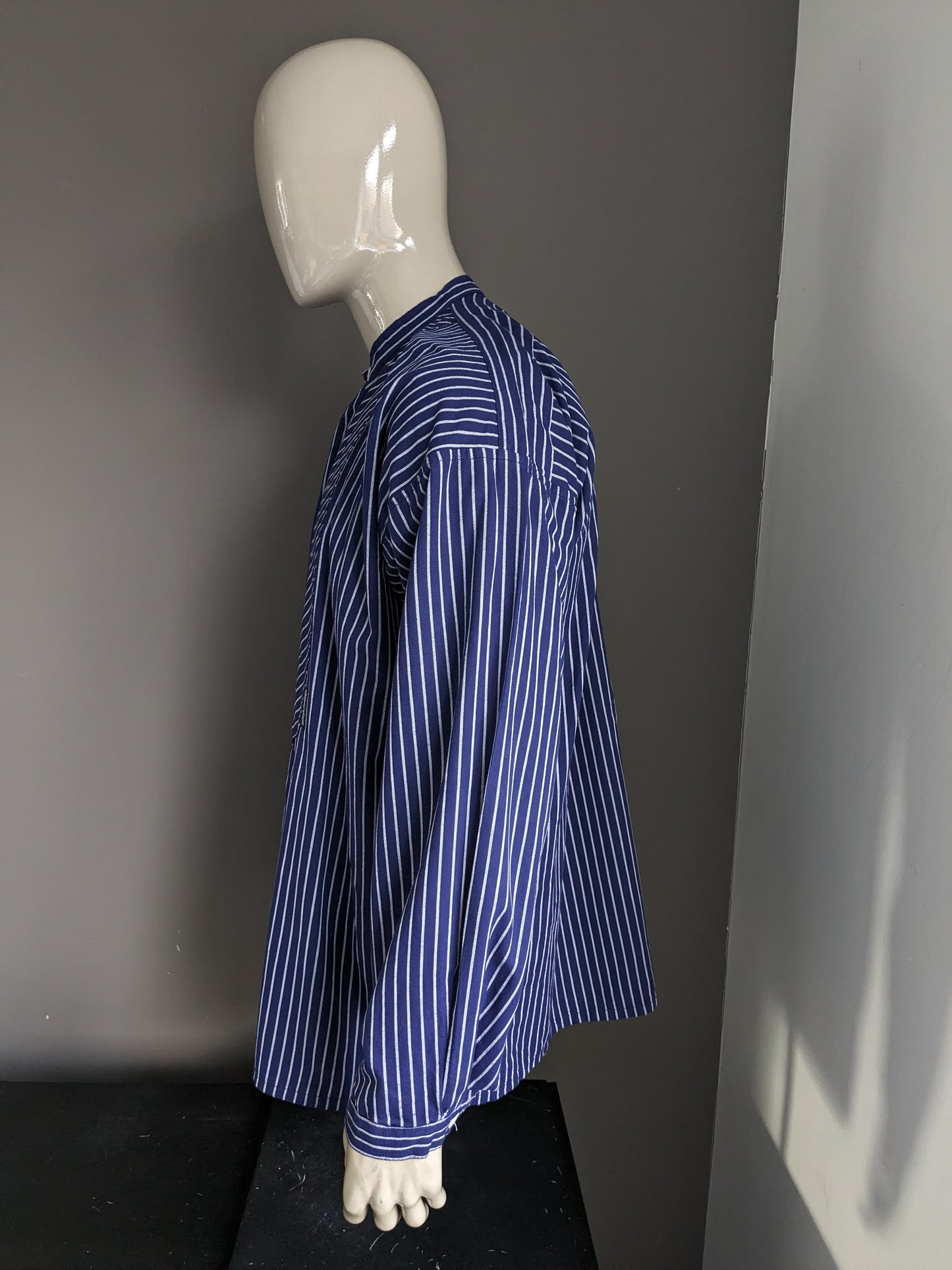 Pull / chemise / chemise de polo vintage avec collier surélevé / agriculteurs / mao. Blanc bleu rayé. Taille xxl / 2xl