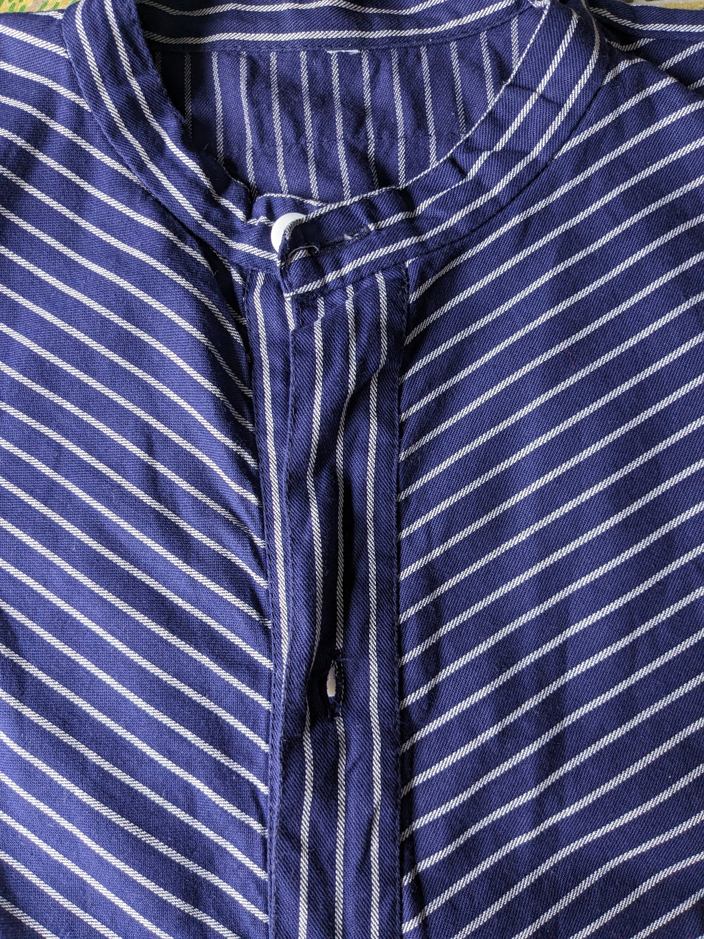 Suéter / camisa de polo vintage con collar elevado / agricultores / mao. Blanco azul rayado. Tamaño xxl / 2xl