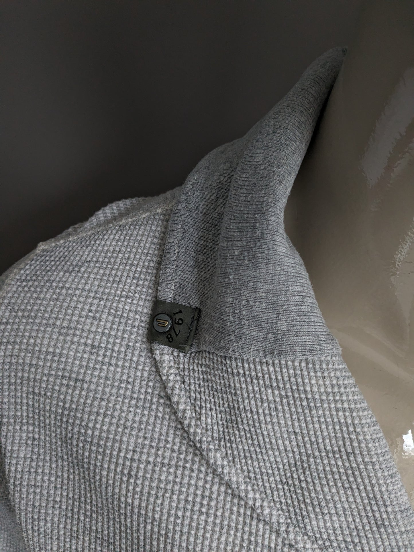 Cardigan Diesel avec col et boutons. Gris mélangé avec trous pour les pouces dans la manche. Taille L.