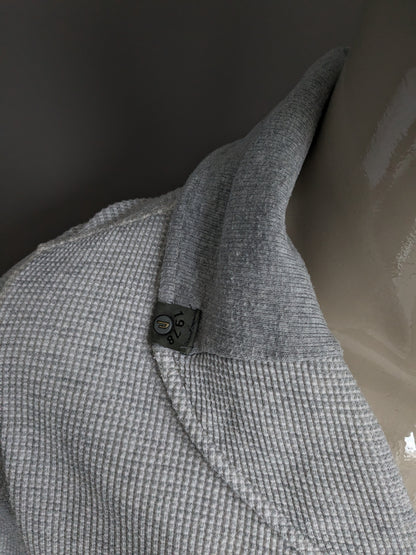 Cardigan Diesel avec col et boutons. Gris mélangé avec trous pour les pouces dans la manche. Taille L.
