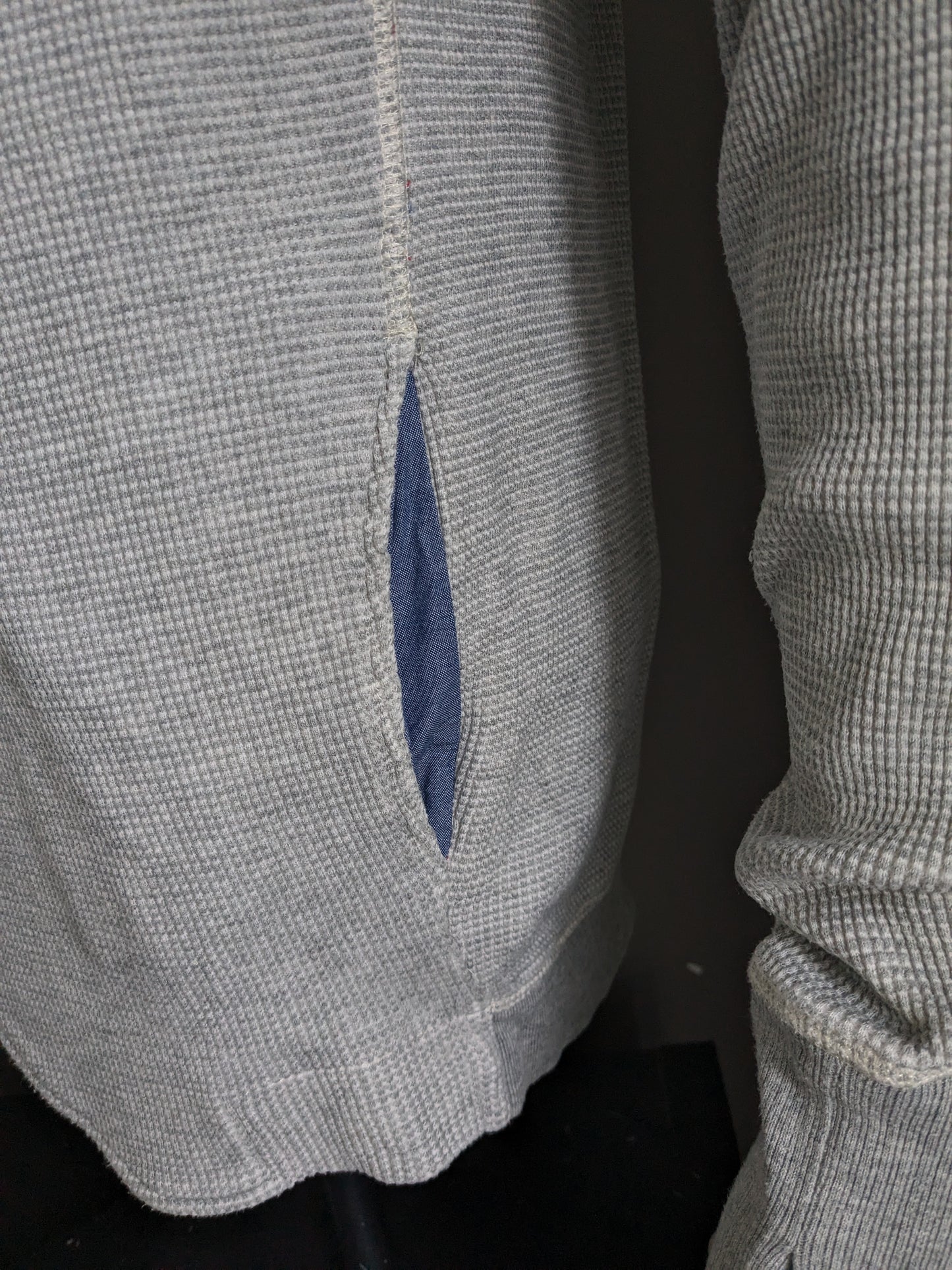 Cardigan Diesel avec col et boutons. Gris mélangé avec trous pour les pouces dans la manche. Taille L.