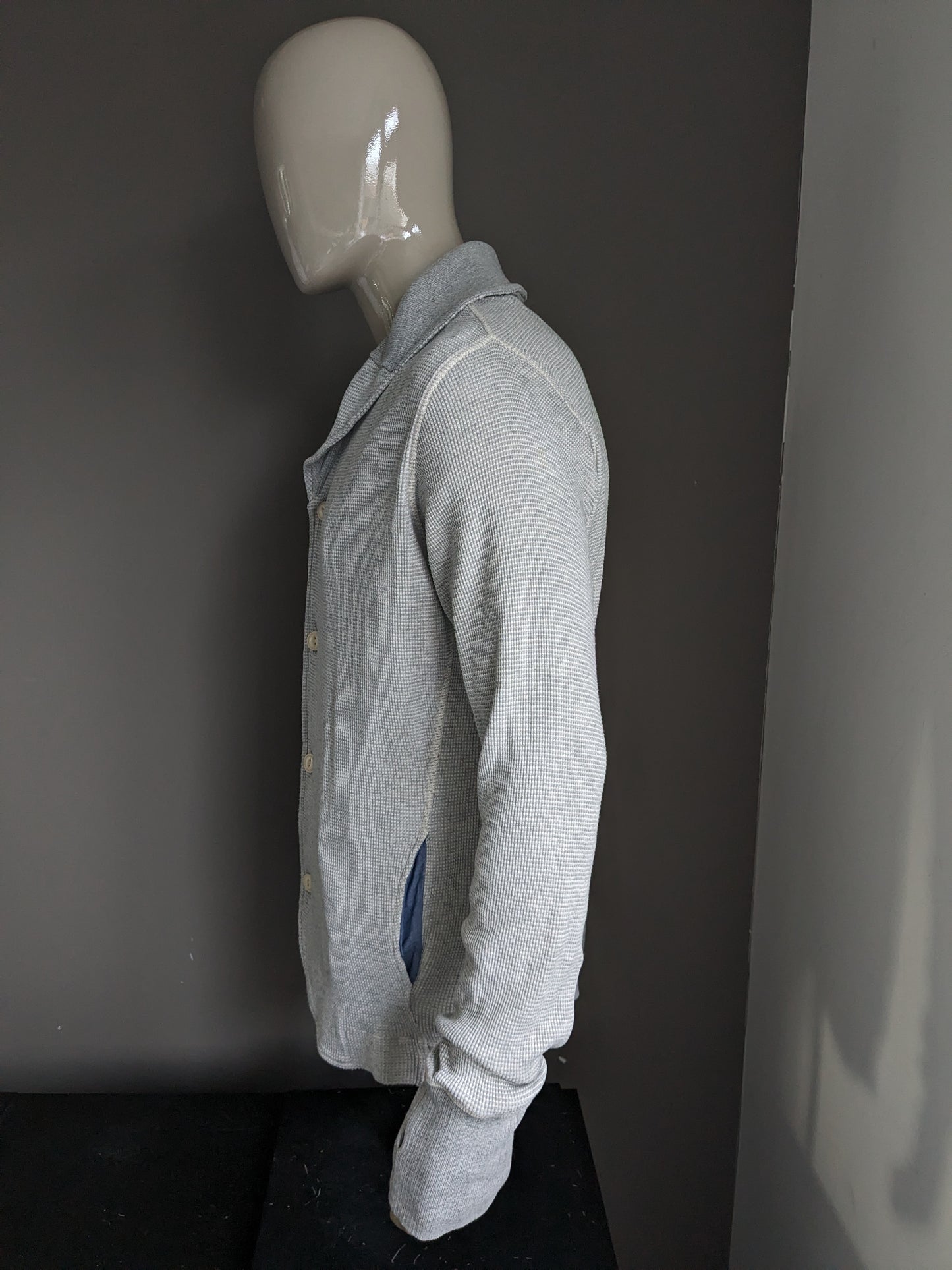 Cardigan Diesel avec col et boutons. Gris mélangé avec trous pour les pouces dans la manche. Taille L.