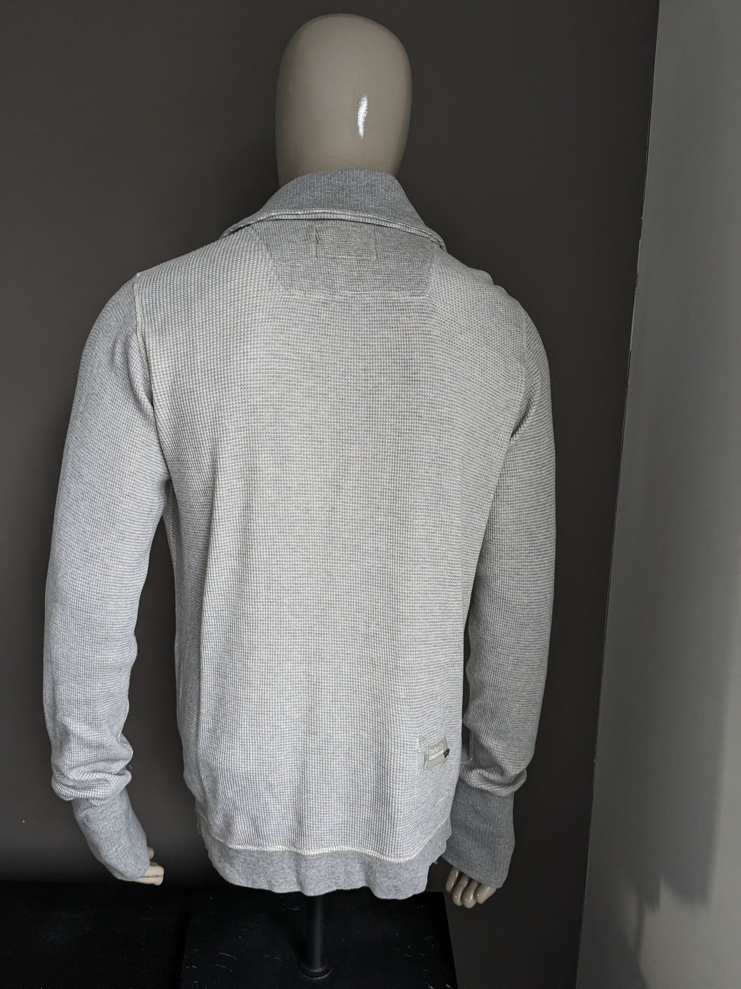 Cardigan Diesel avec col et boutons. Gris mélangé avec trous pour les pouces dans la manche. Taille L.