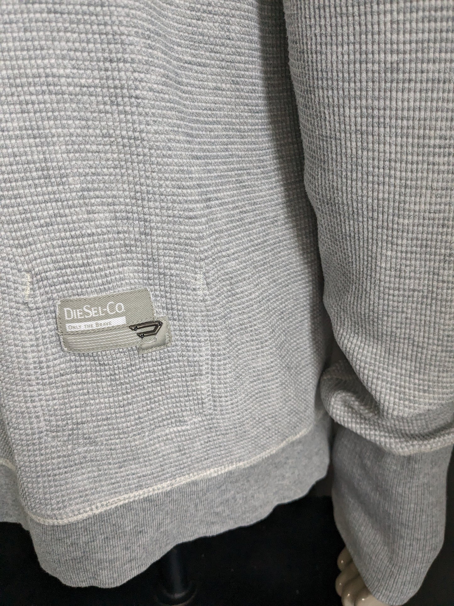 Cardigan Diesel avec col et boutons. Gris mélangé avec trous pour les pouces dans la manche. Taille L.