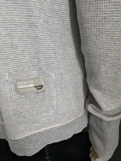 Cardigan Diesel avec col et boutons. Gris mélangé avec trous pour les pouces dans la manche. Taille L.