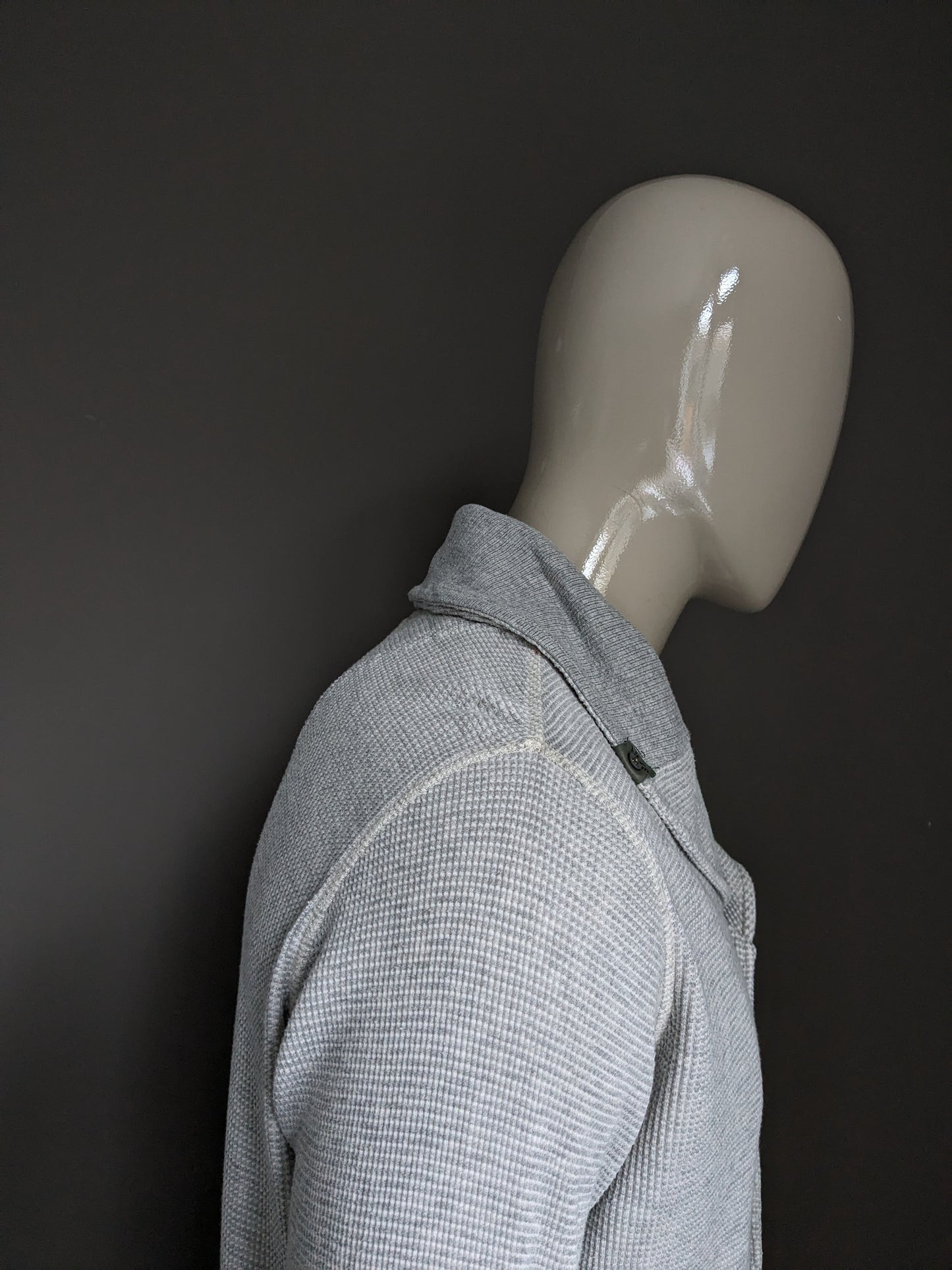 Cardigan Diesel avec col et boutons. Gris mélangé avec trous pour les pouces dans la manche. Taille L.