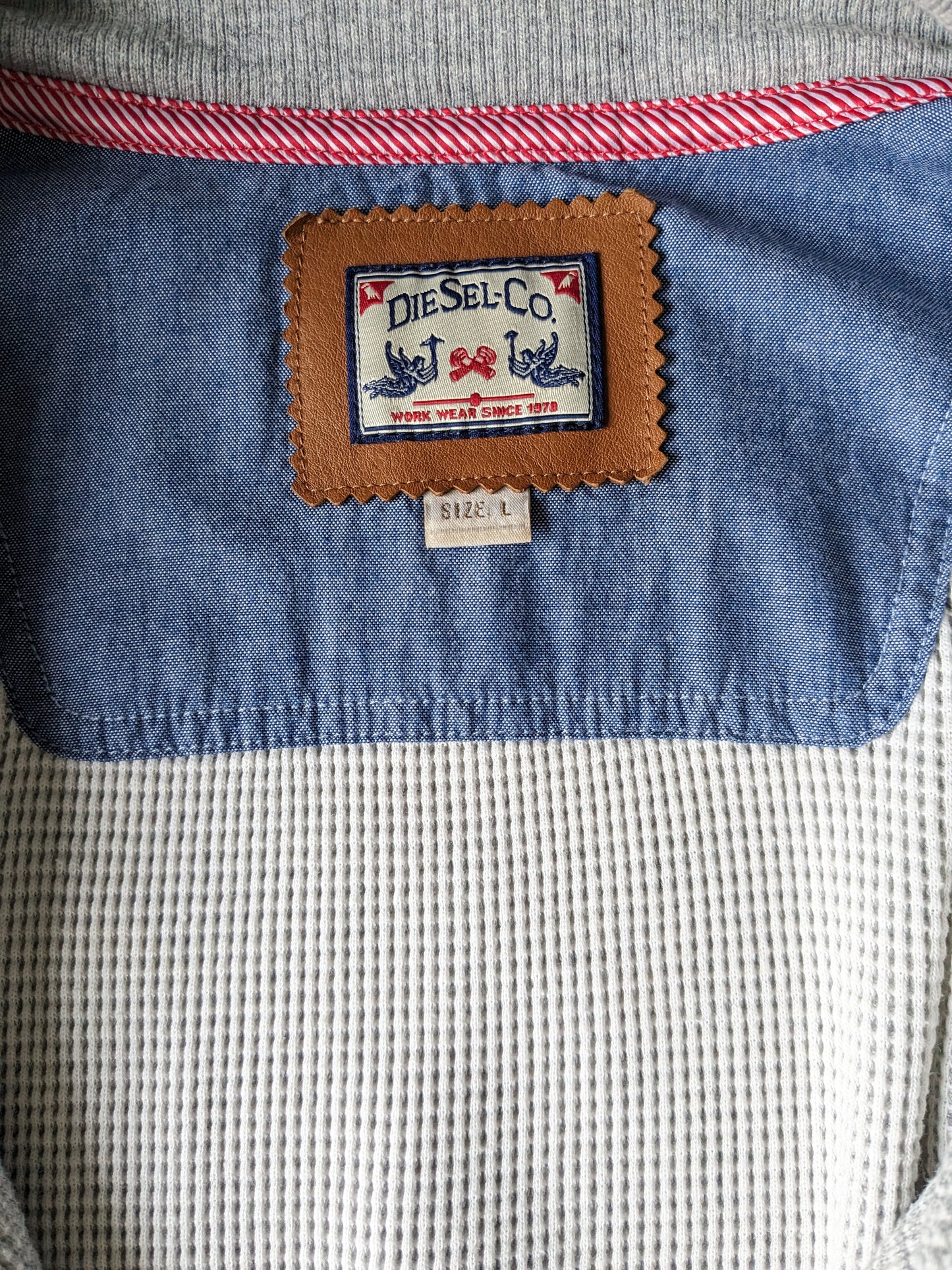 Cardigan Diesel avec col et boutons. Gris mélangé avec trous pour les pouces dans la manche. Taille L.